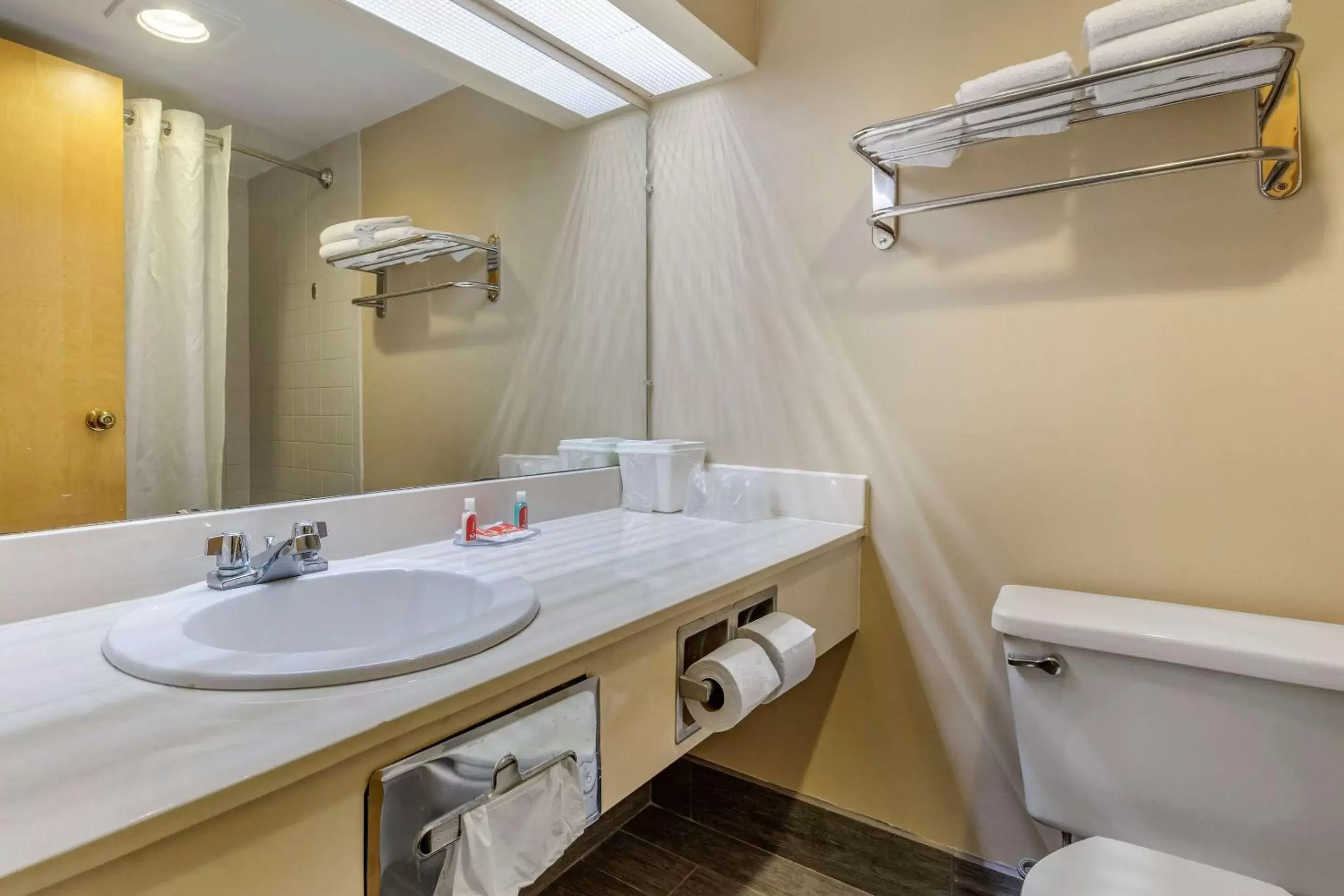 Double Room with Two Double Beds - Smoking in Econo Lodge & Suites Southern Pines - Pinehurst Double Room with Two Double Beds - Smoking in Econo Lodge & Suites Southern Pines - Pinehurst