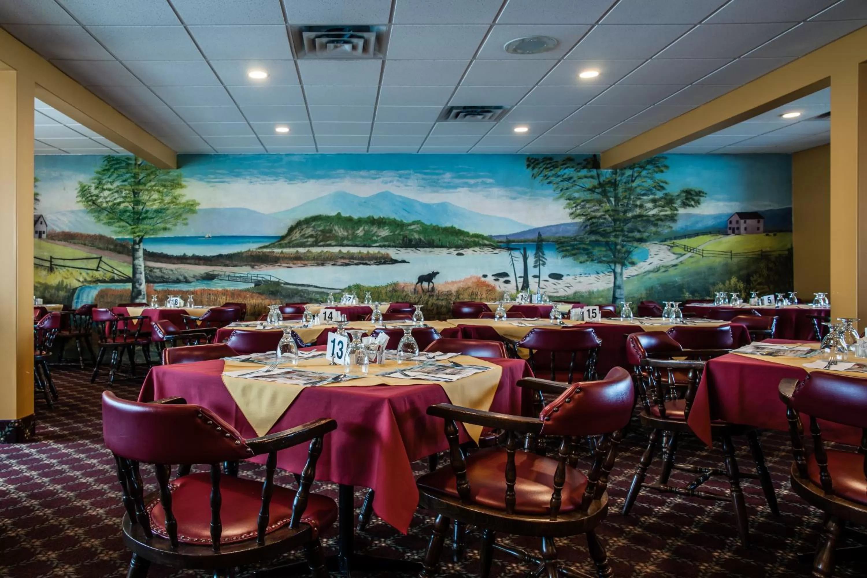 Restaurant/places to eat in Shallow Bay Motel & Cabins Conference Centre