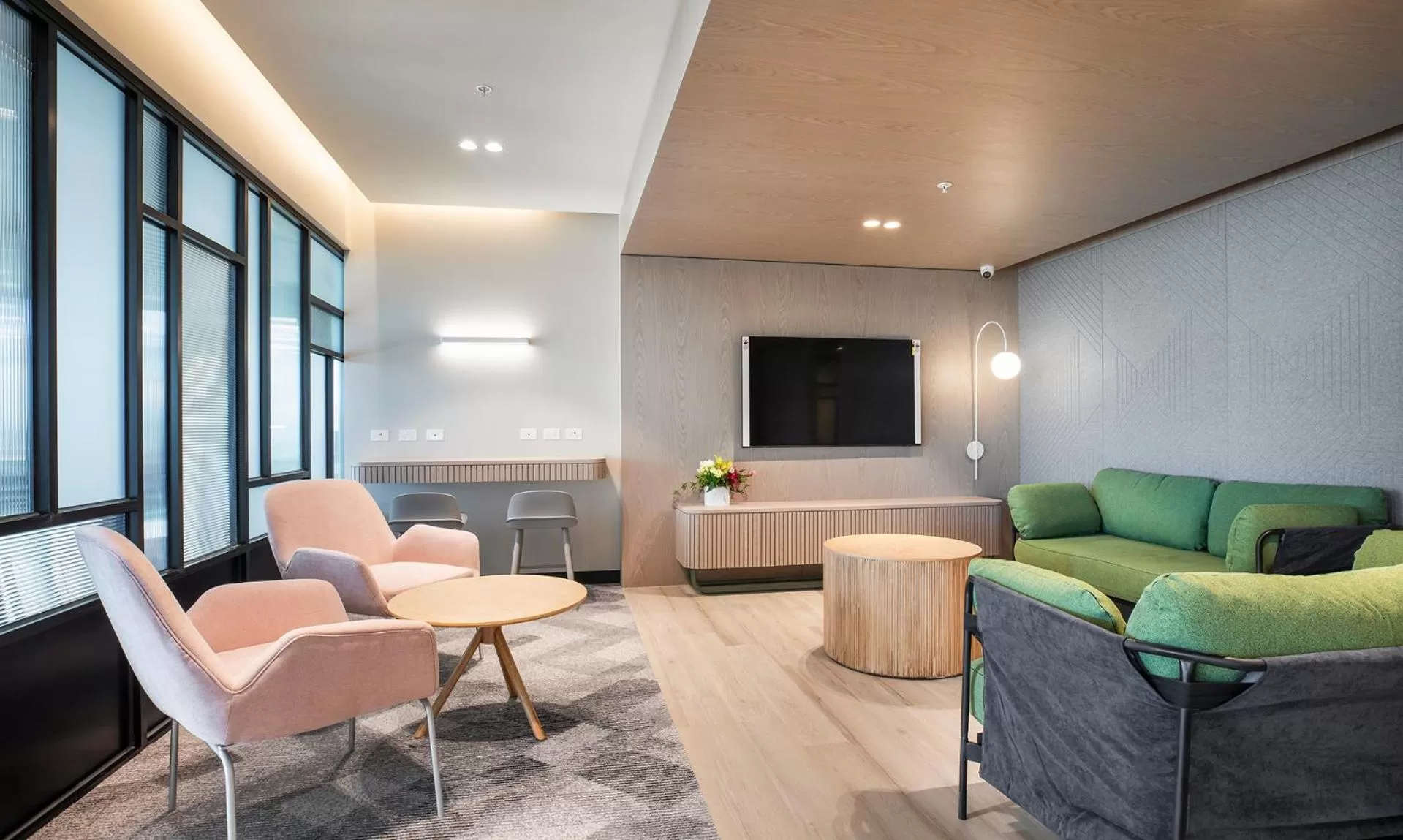 Communal lounge/ TV room in Holiday Inn & Suites Geelong by IHG