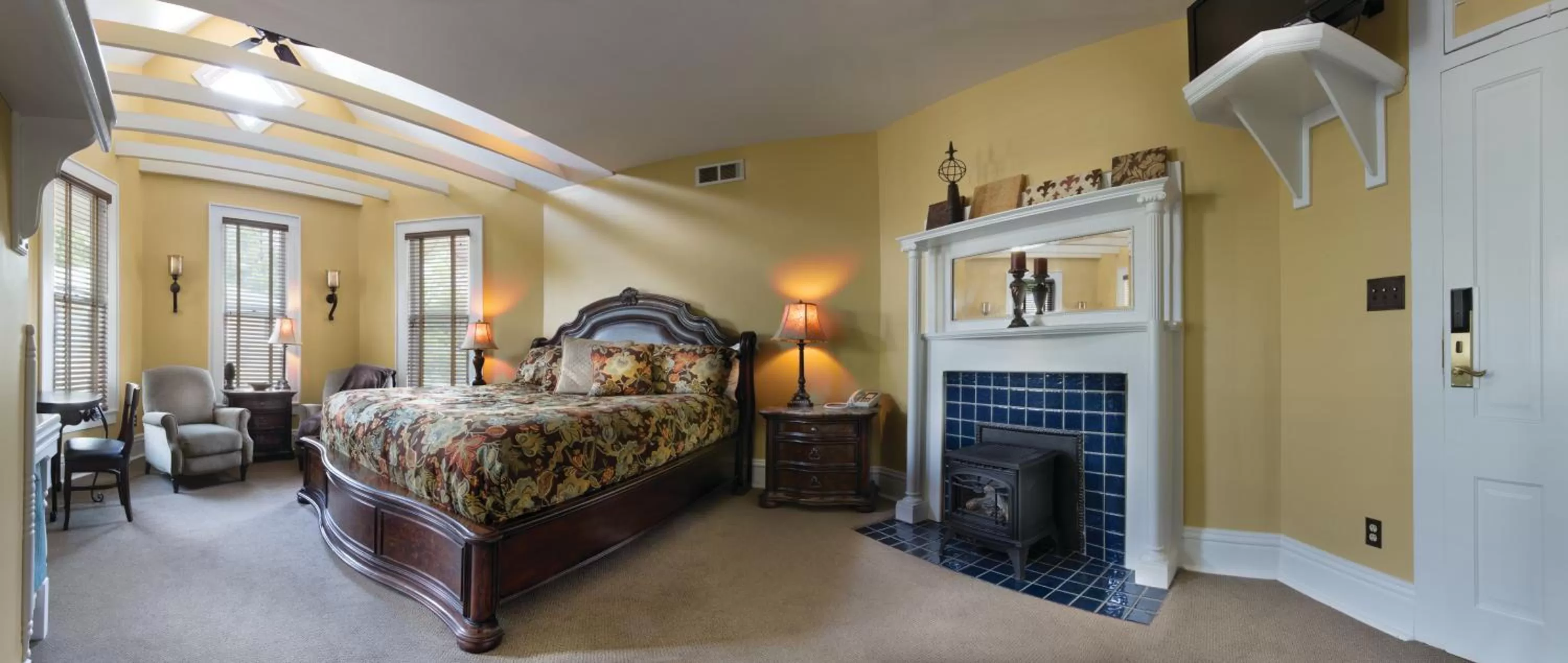 Photo of the whole room, Bed in Grant Street Inn - Bloomington