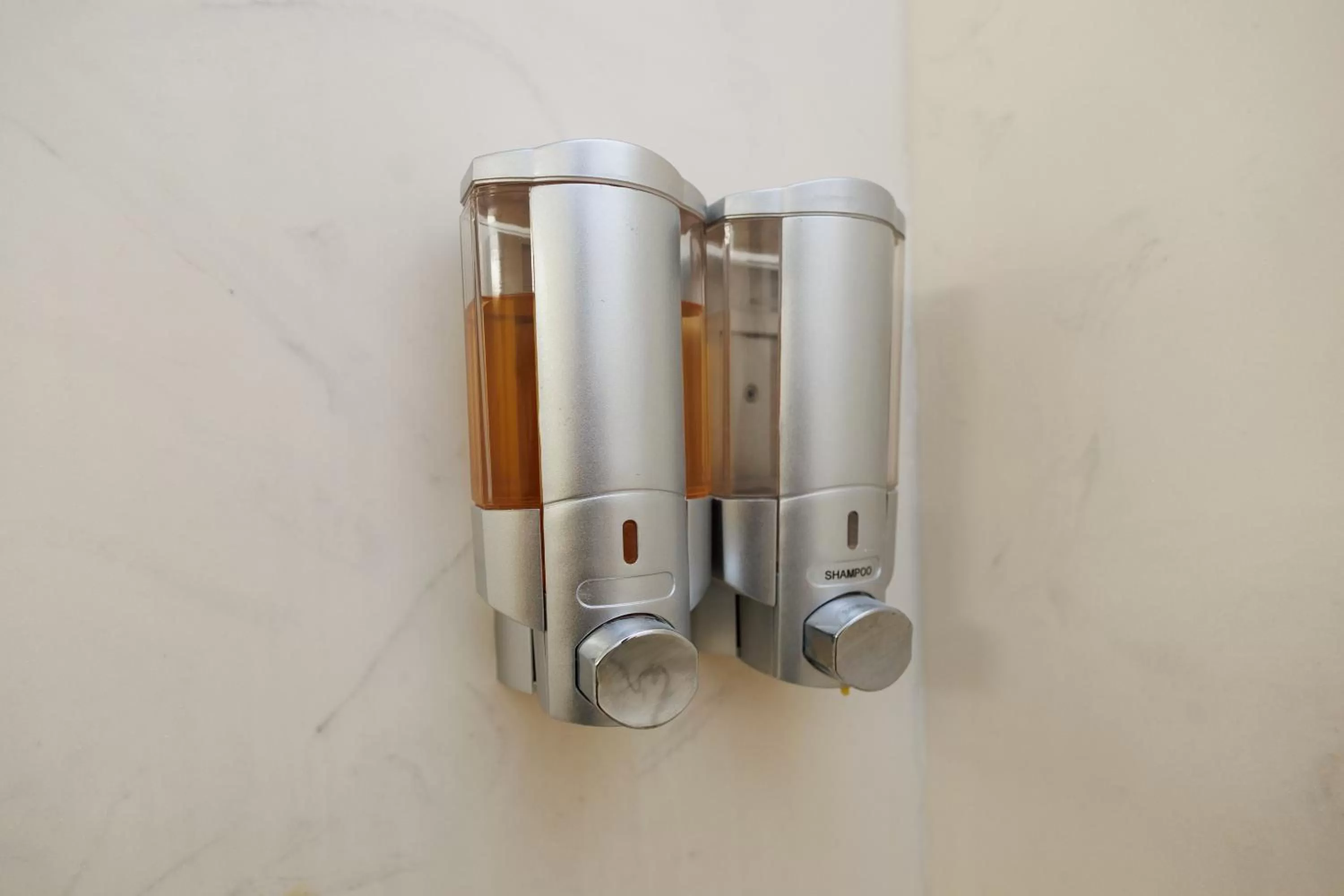 Bathroom in Garnet Inn & Suites, Orlando