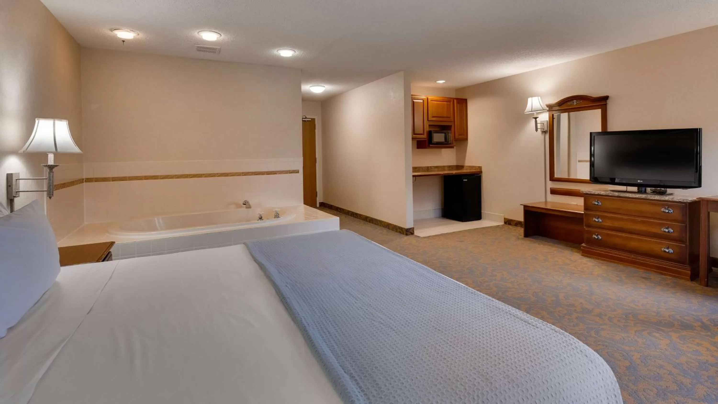 Photo of the whole room, Bed in SureStay Plus Hotel by Best Western Cheyenne
