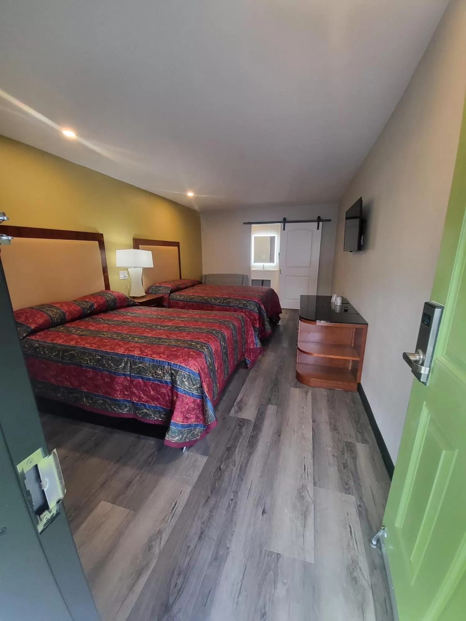 Bed in Stadium Inn & Spas