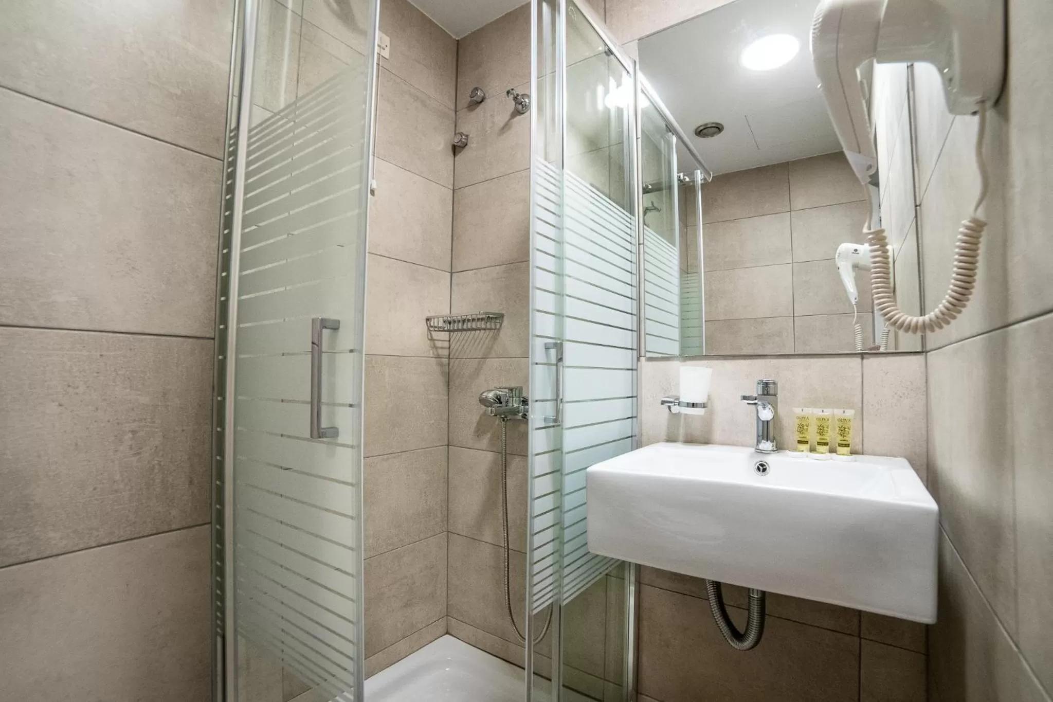 Shower in Argo Hotel Piraeus