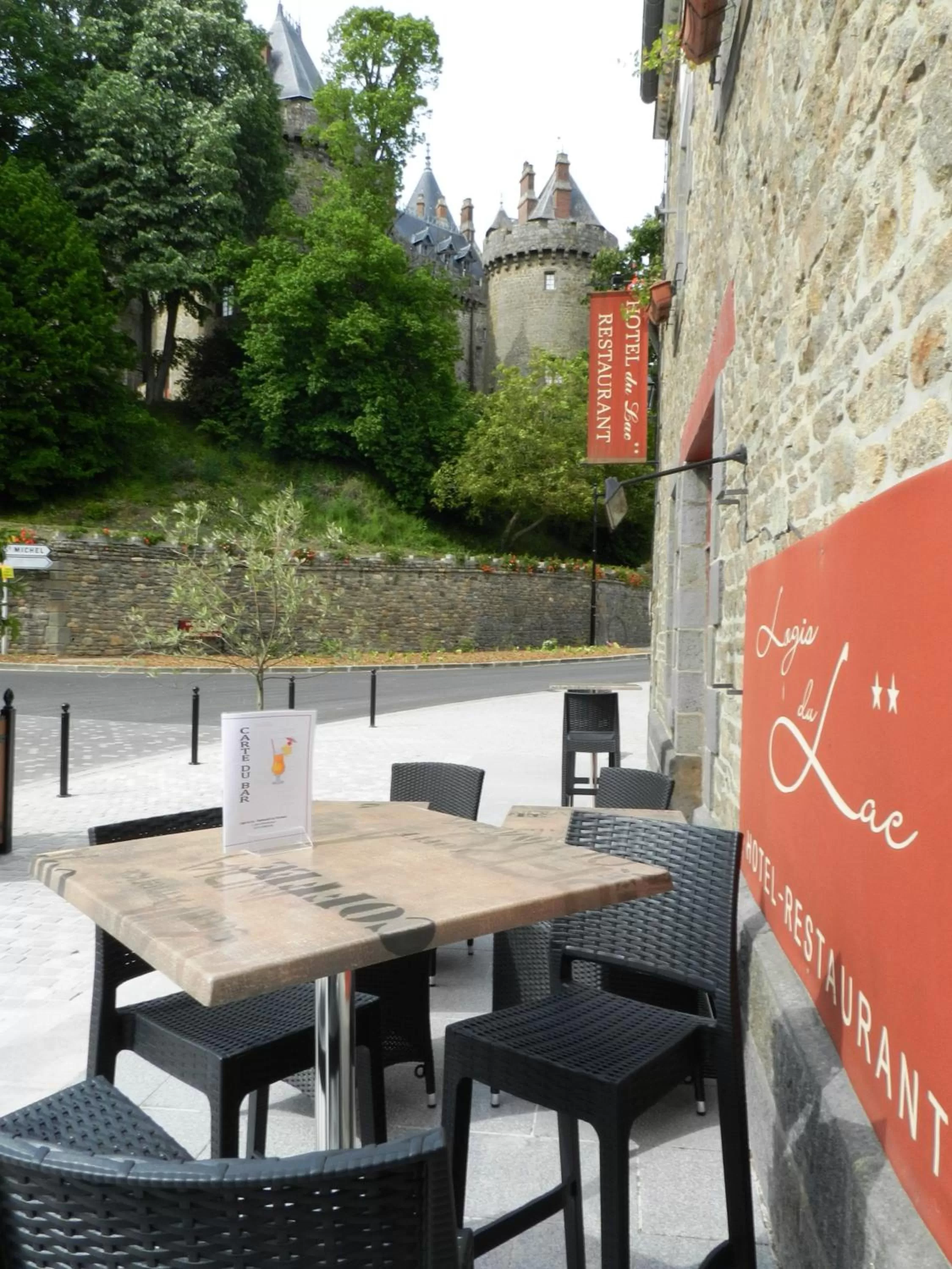 Patio in Hôtel Restaurant du Lac