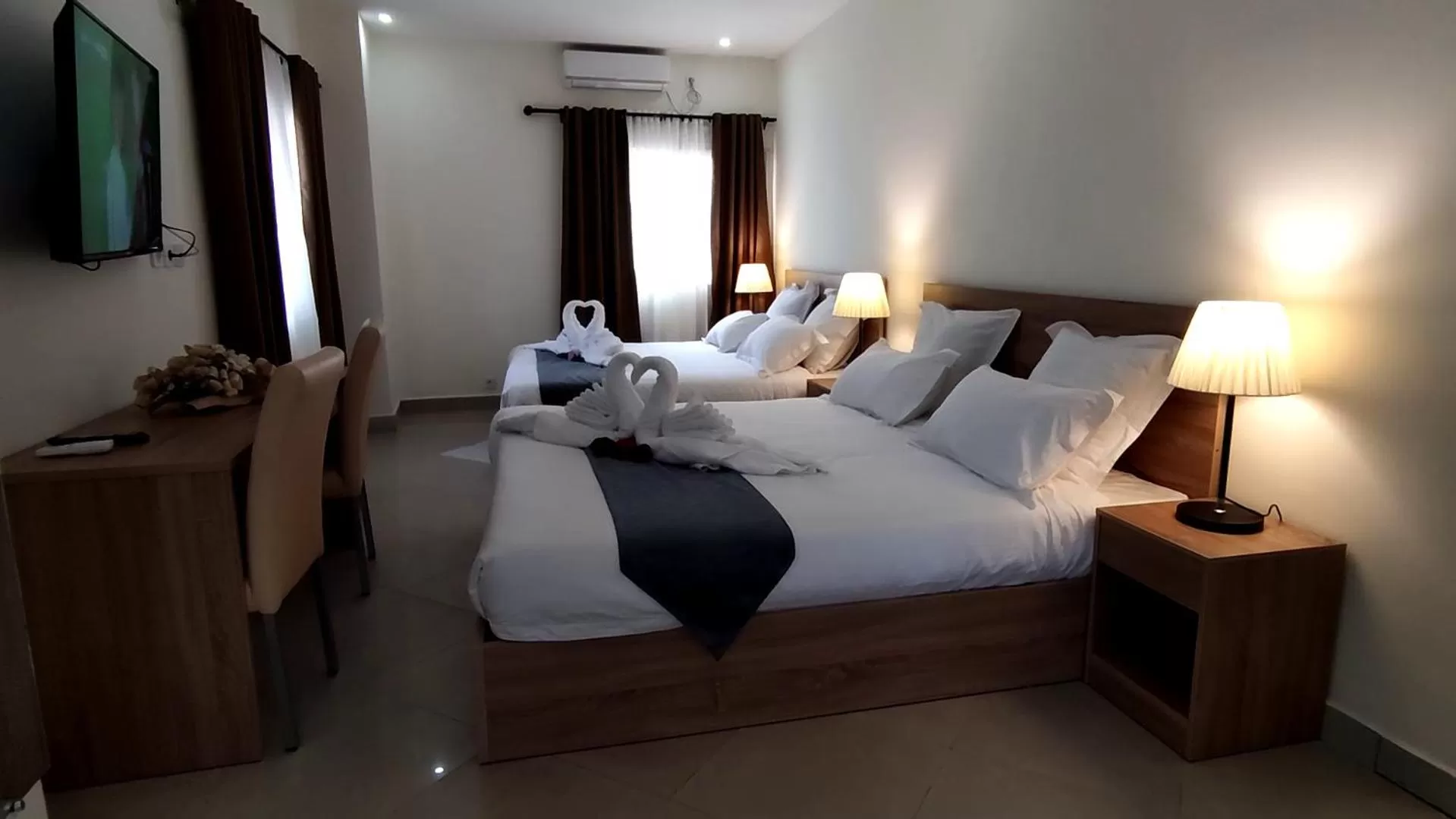 Bedroom, Bed in Downtown Hotel