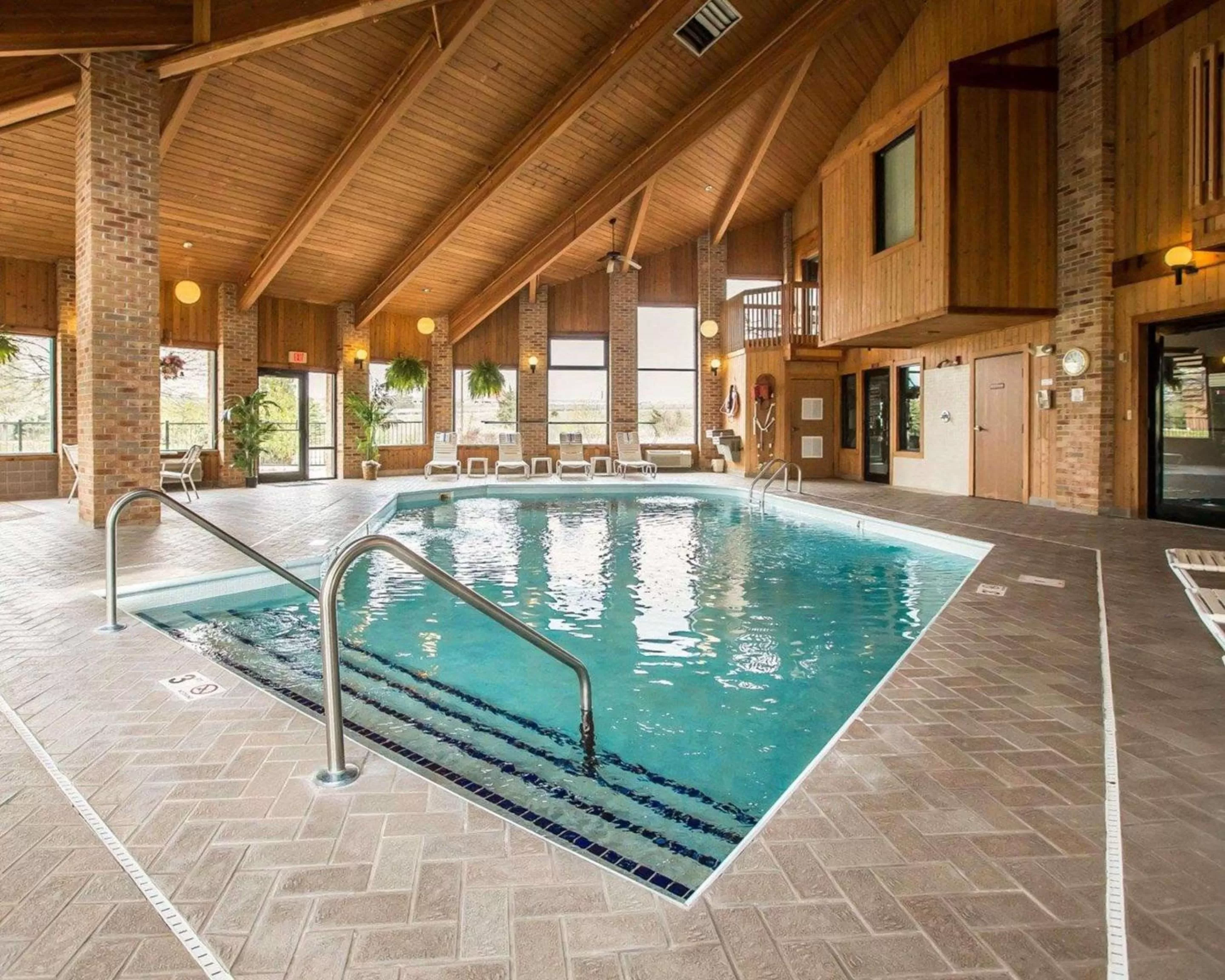 Swimming pool in Quality Inn Dundee