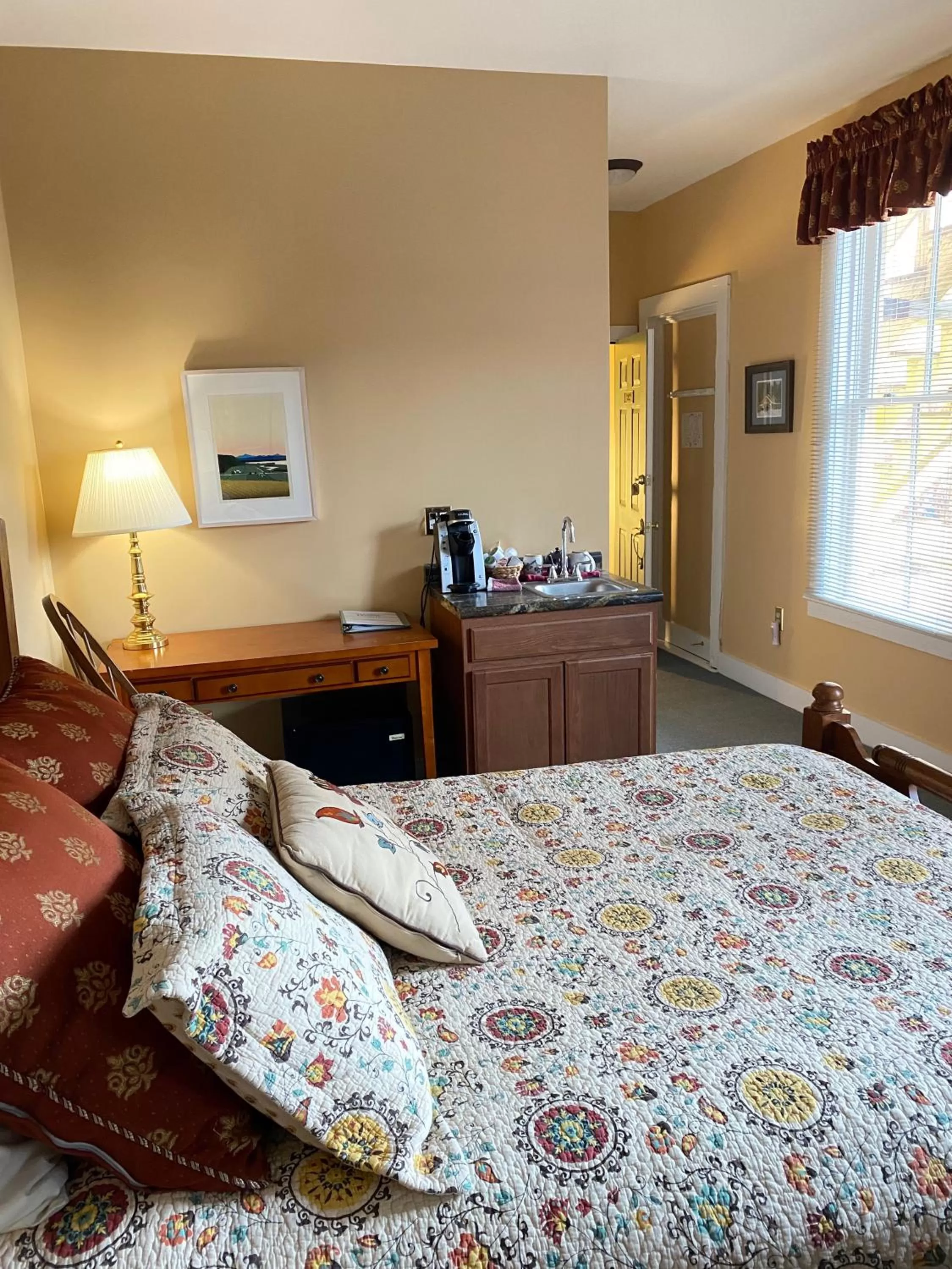 Photo of the whole room, Bed in Bristol Suites