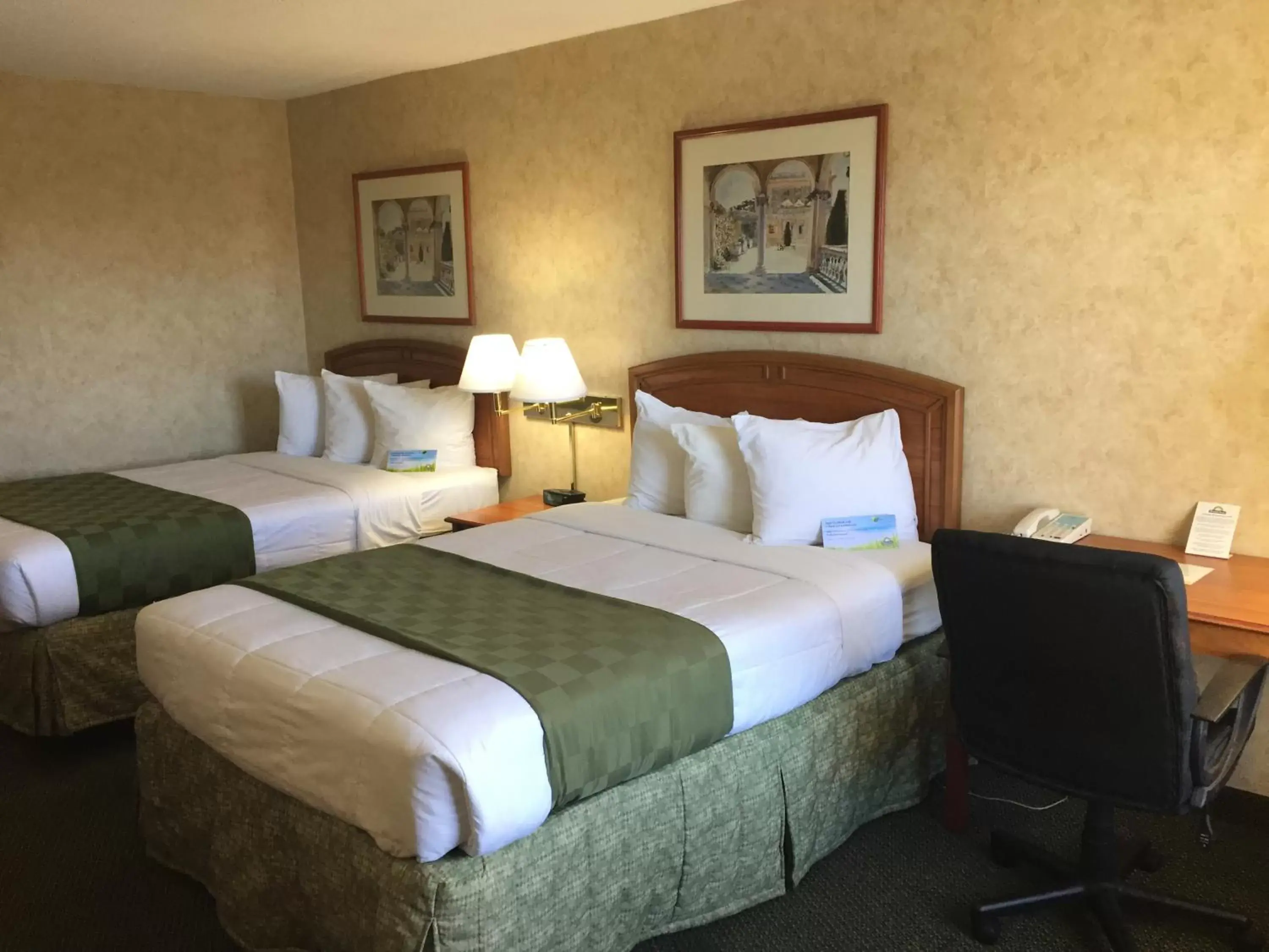 Double Room with Two Double Beds - Smoking in Days Inn & Suites by Wyndham Albuquerque North Double Room with Two Double Beds - Smoking in Days Inn & Suites by Wyndham Albuquerque North