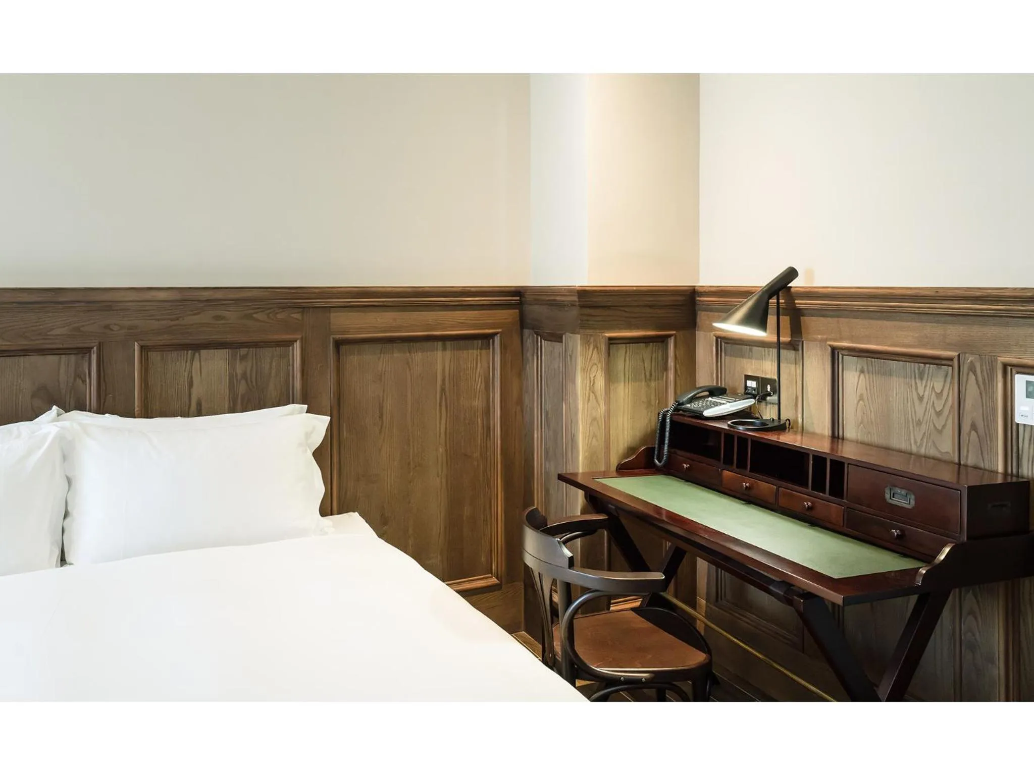 Bedroom, Bed in Hôtel de Ľeau