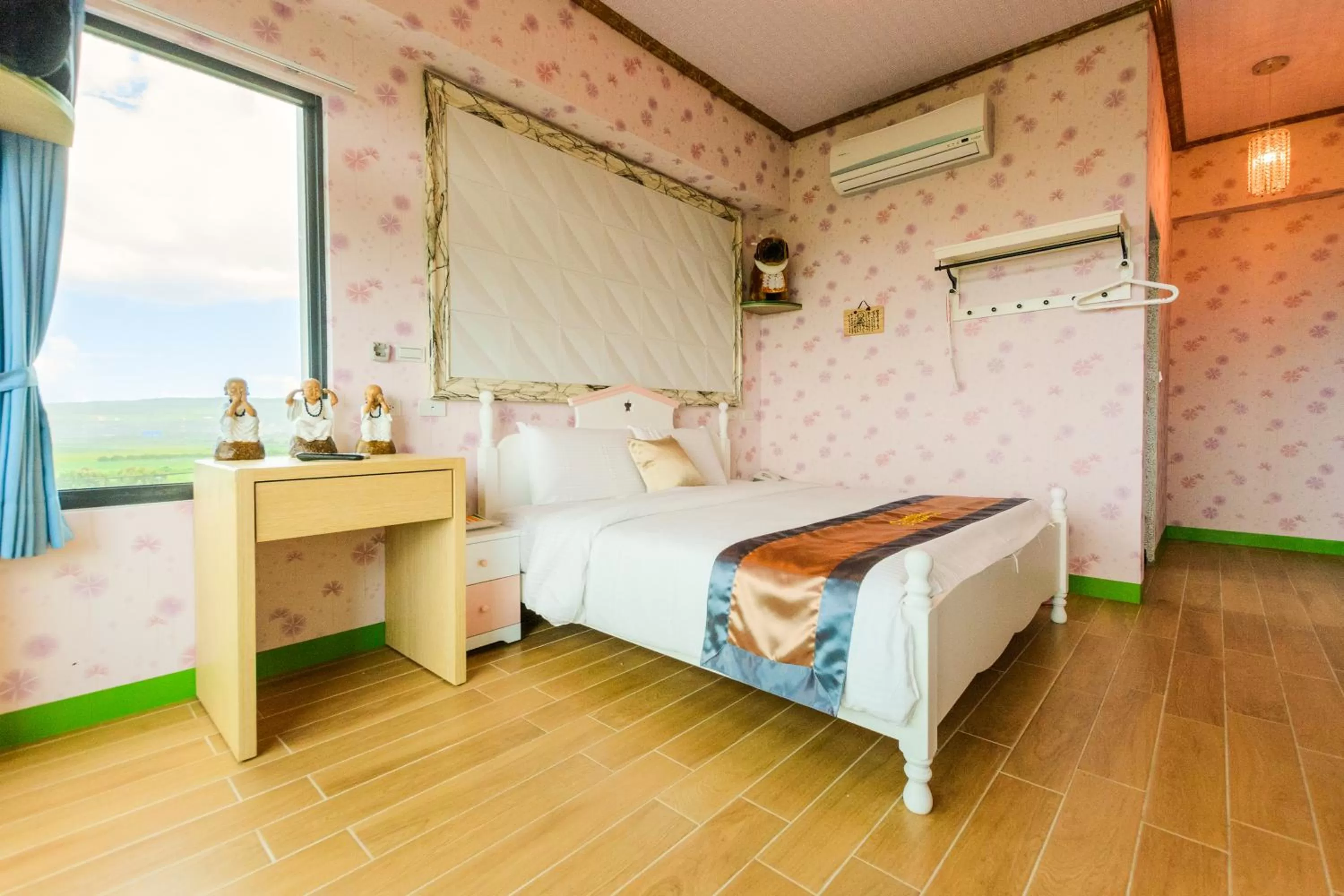 Photo of the whole room, Bed in Emilia Villa