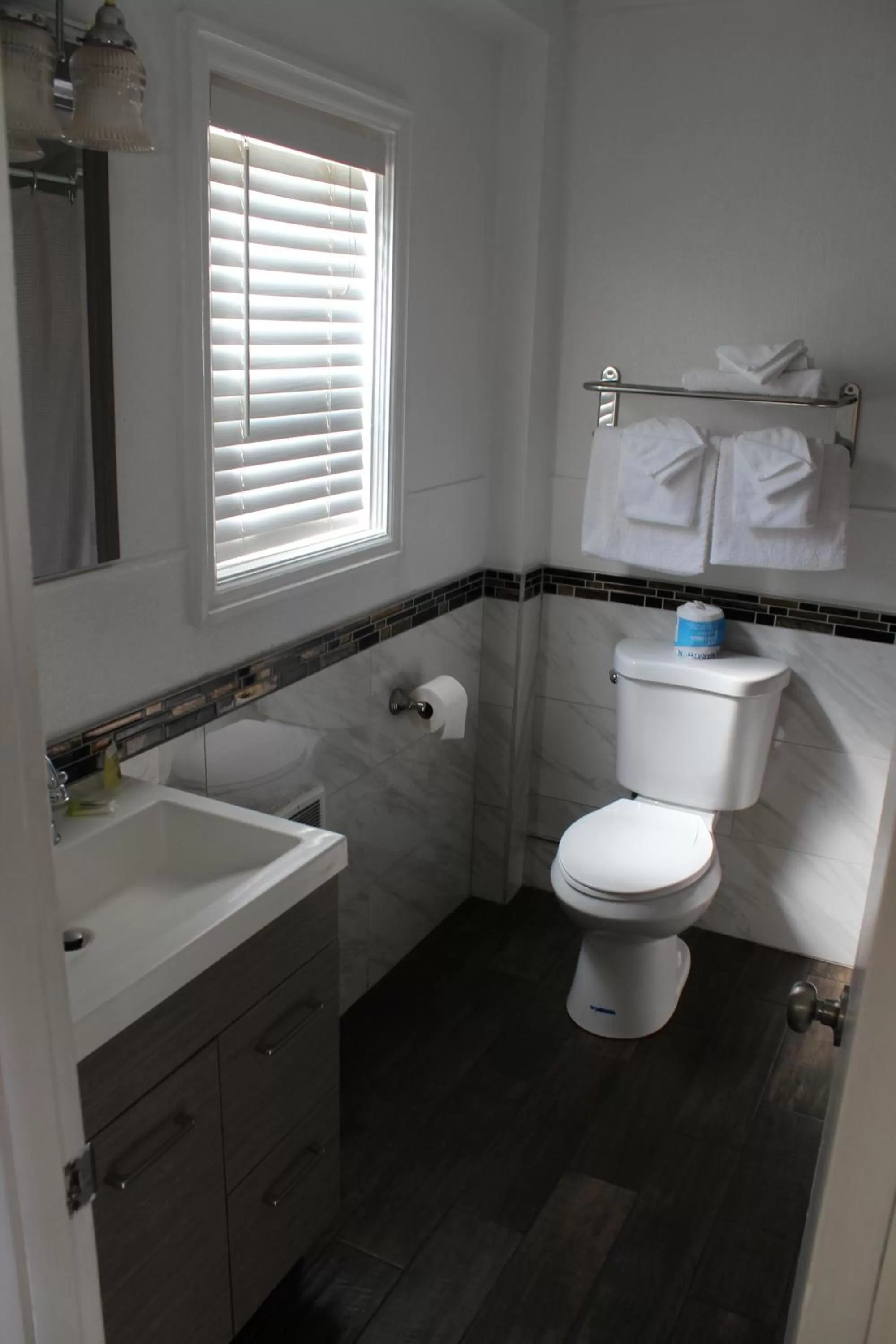 Bathroom in Chalet Motel - Affordable Stay in Central Bend