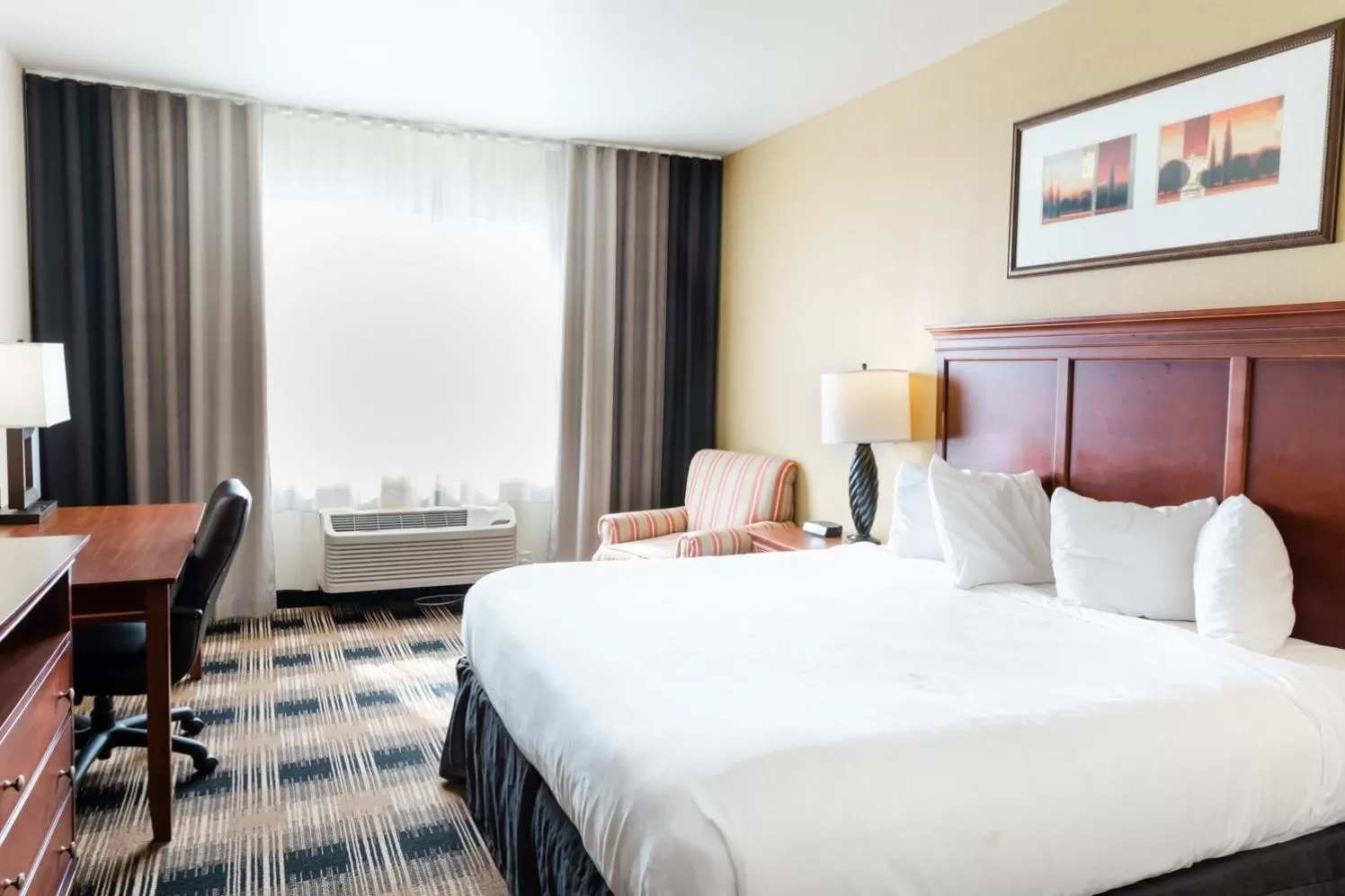 Bed in Country Inn & Suites by Radisson, Helen, GA