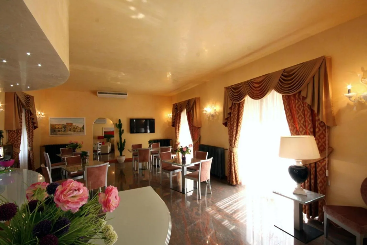 Communal lounge/ TV room in Sangallo Hotel