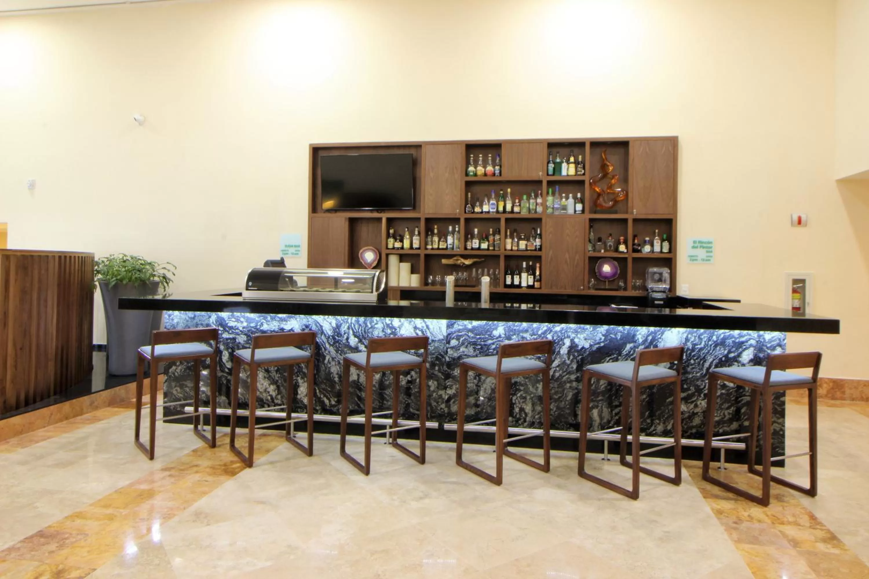 Lounge or bar in Holiday Inn Monterrey Valle by IHG