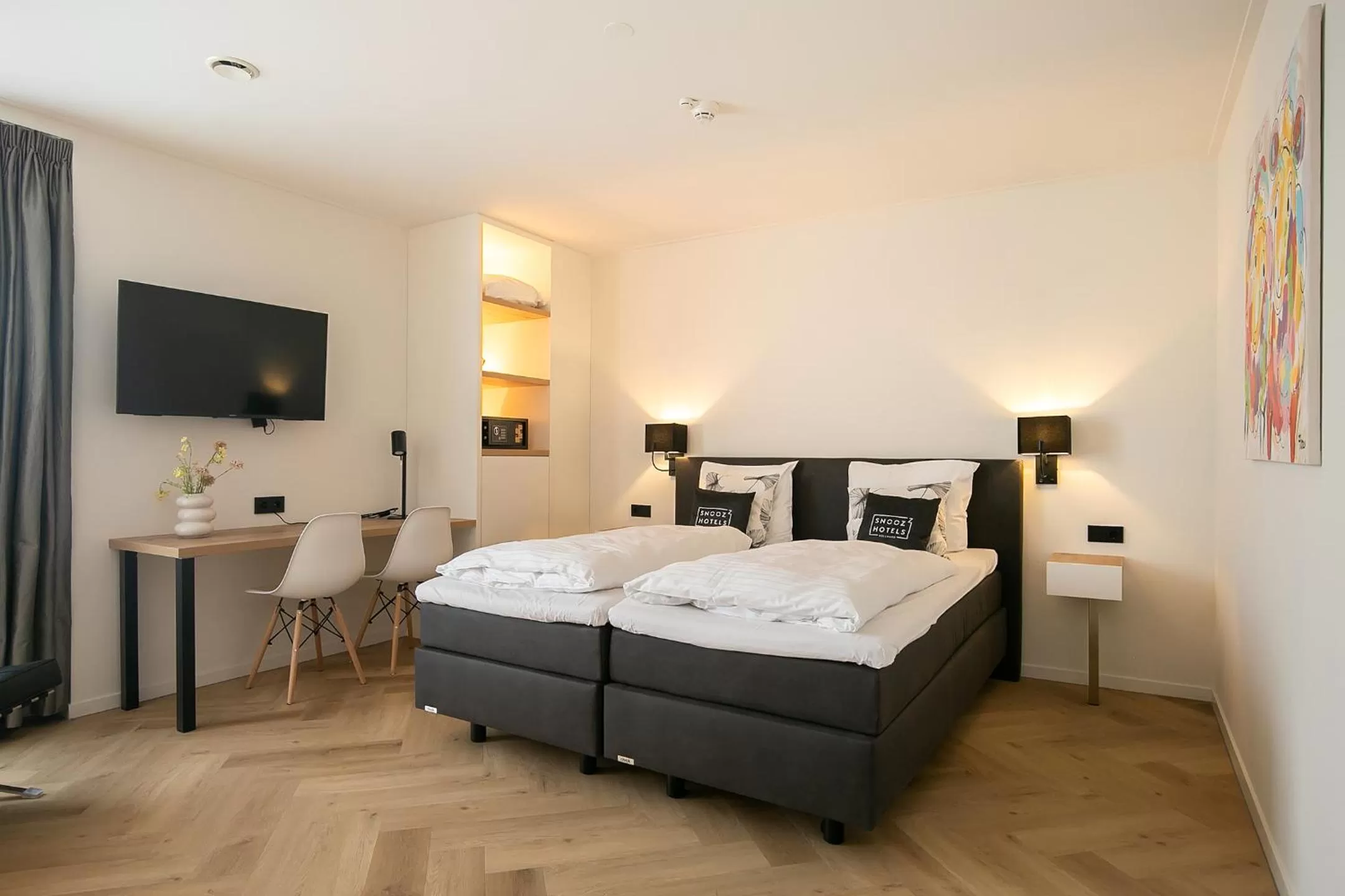 Bed in Snoozz Hotels Bolsward Boutique hotel zonder receptie met digitale sleutel