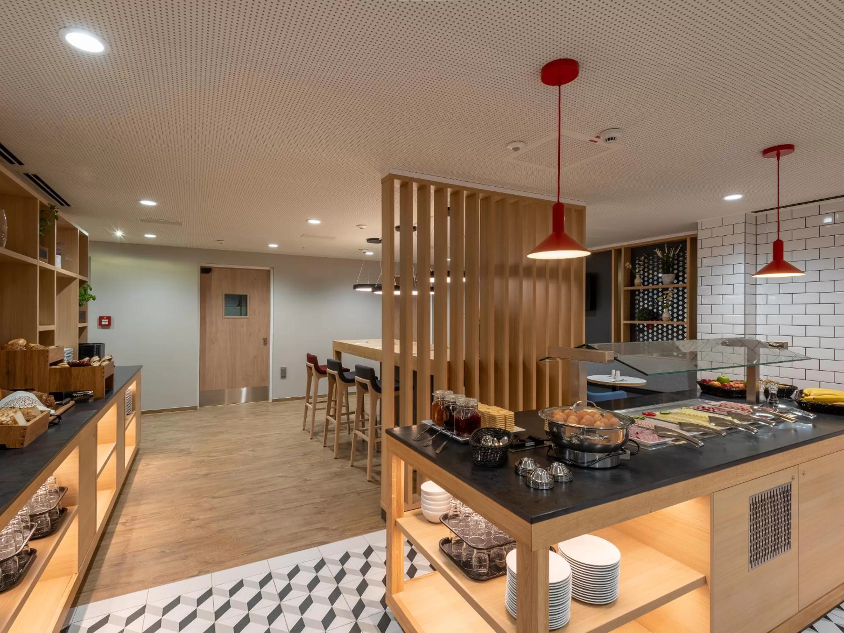 Continental breakfast in Holiday Inn Express - Hamburg South A7-AS42 by IHG