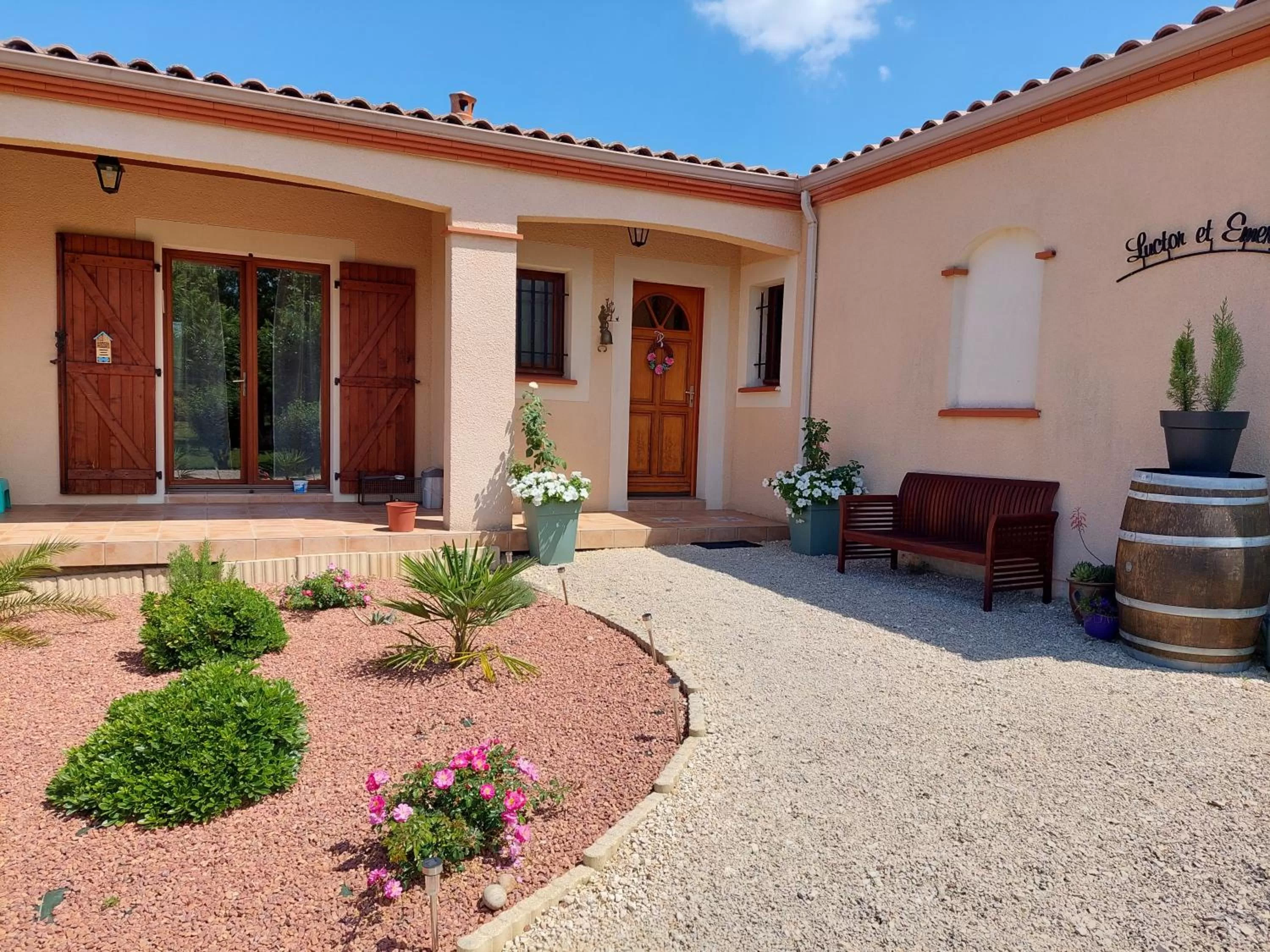 Property building in Aux Trois Mûriers