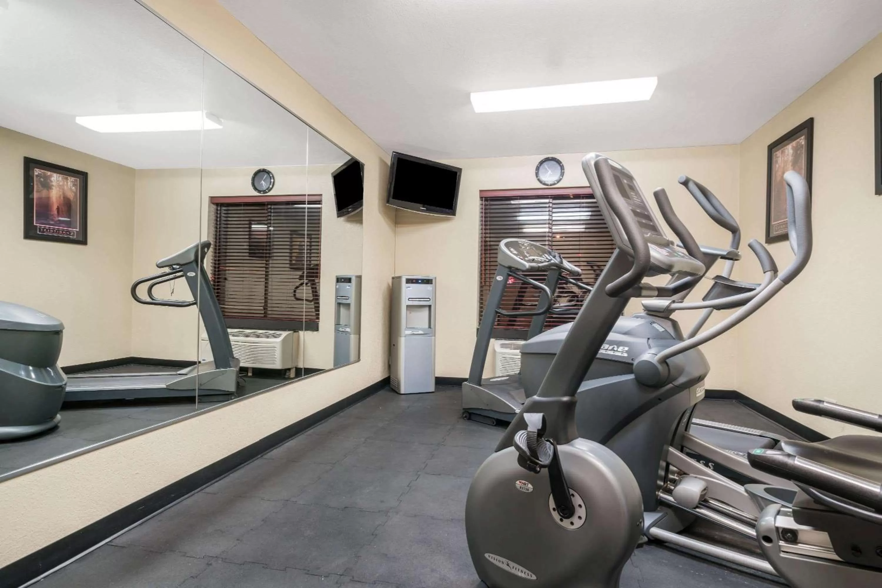 Fitness centre/facilities in Super 8 by Wyndham Wausau