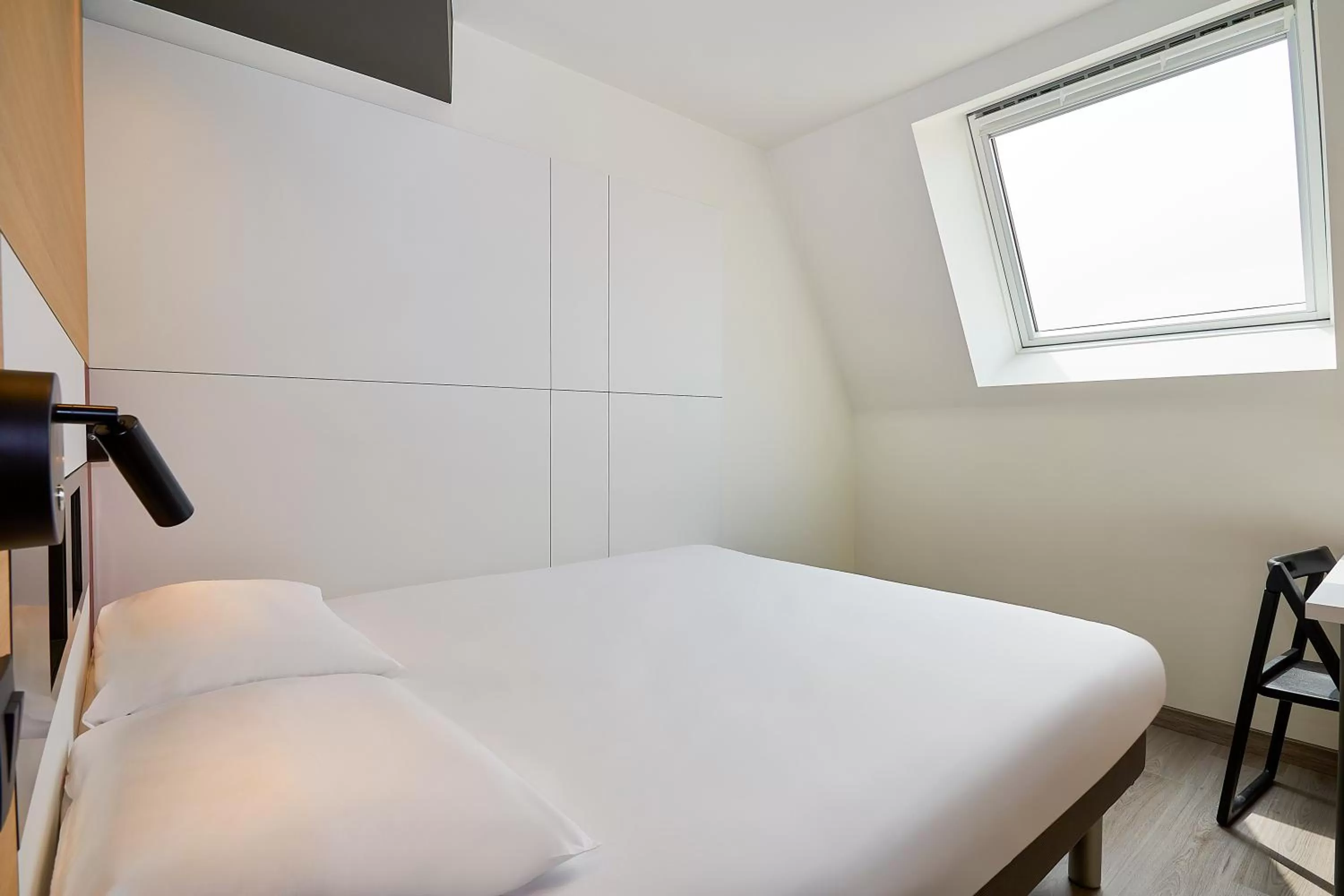 Photo of the whole room, Bed in ibis budget Oostende Airport