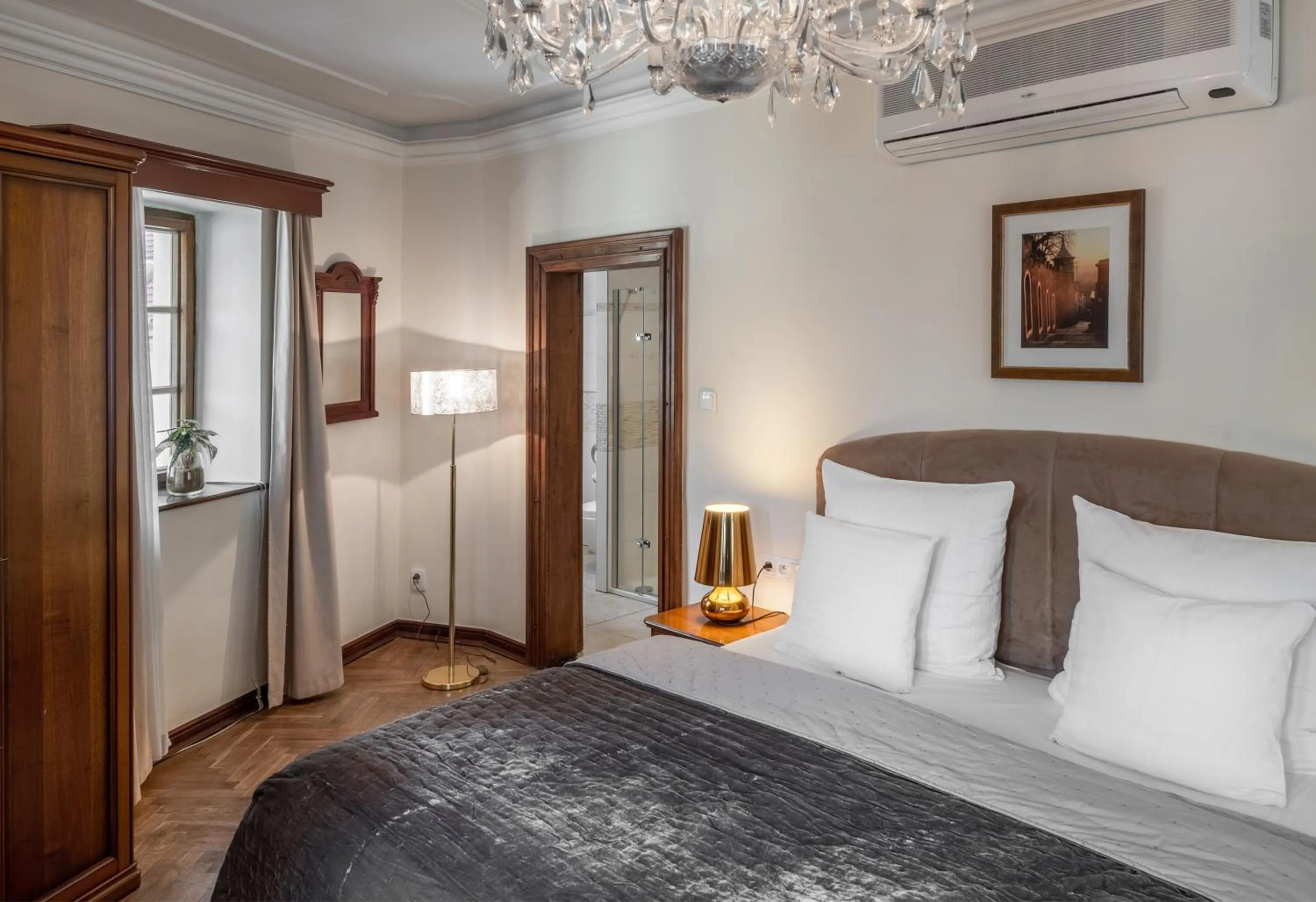 Bed in Aurus by Adrez