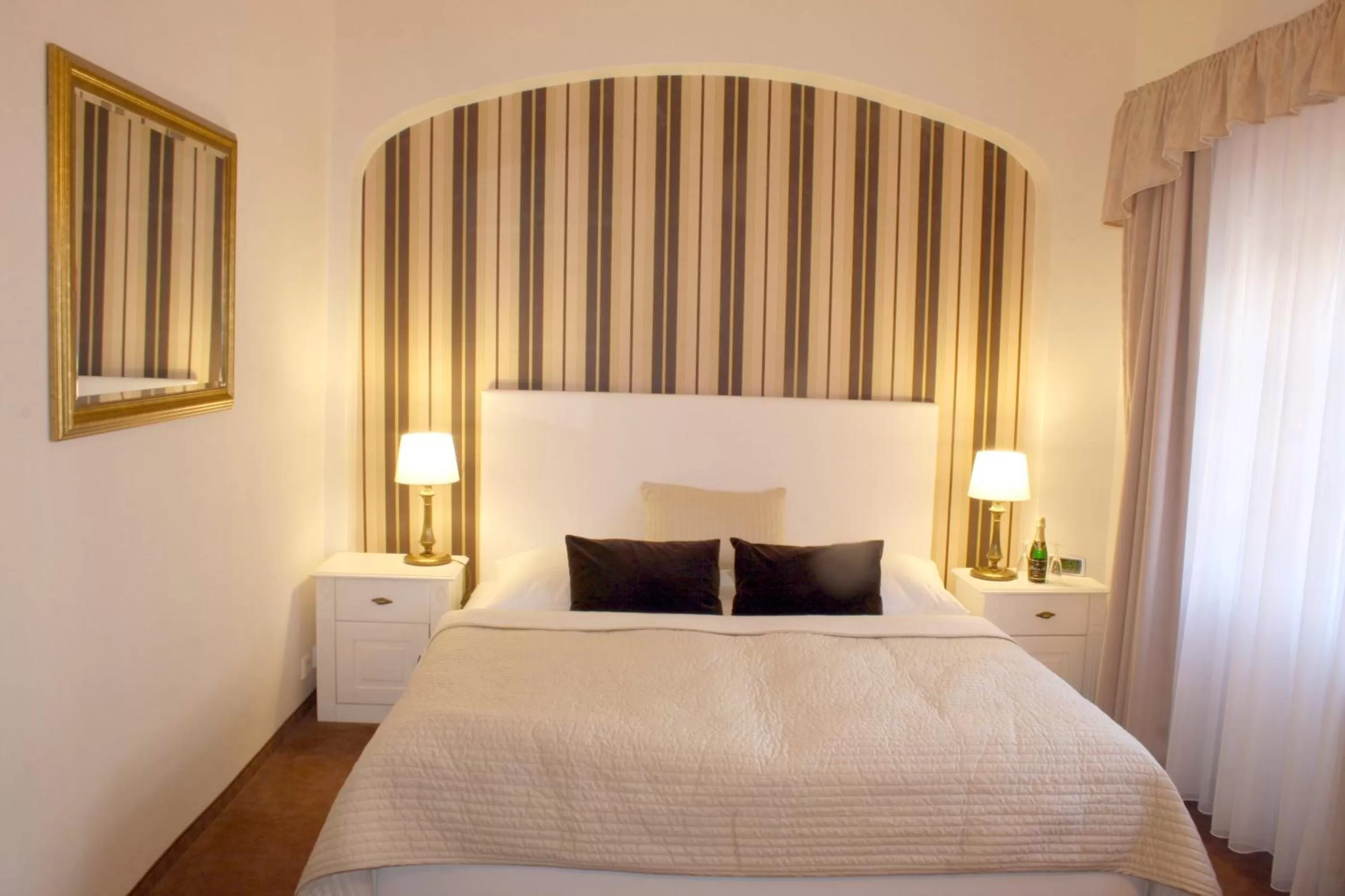 Property building, Bed in Hotel U 3 Pstrosu