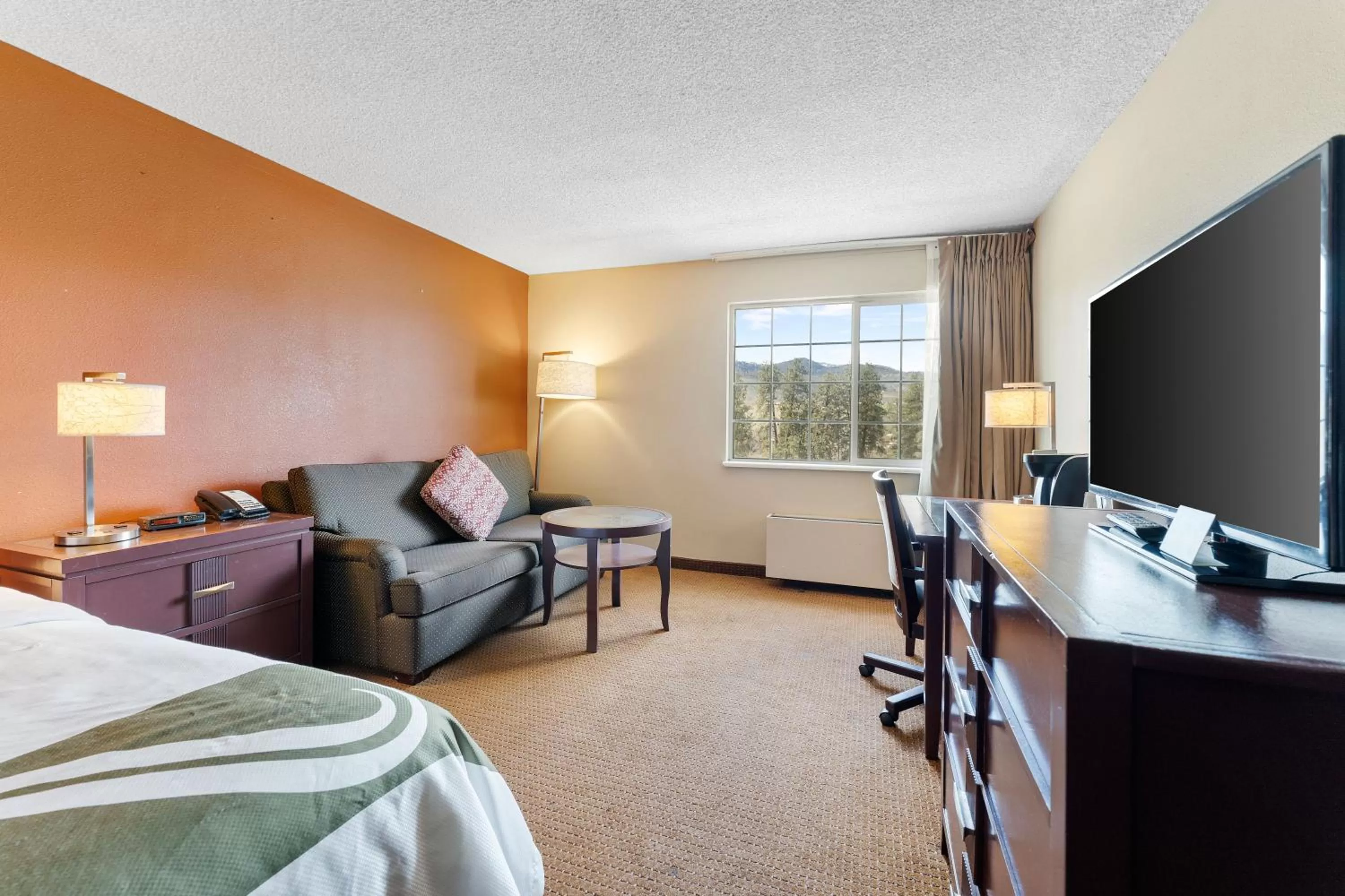 TV and multimedia in Quality Inn & Suites Okanogan - Omak
