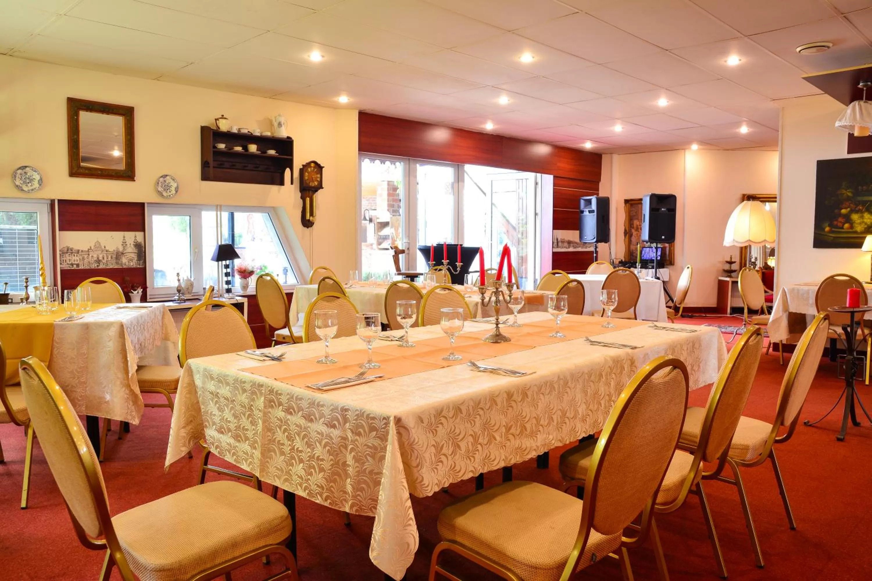 Restaurant/places to eat in Hotel Senator