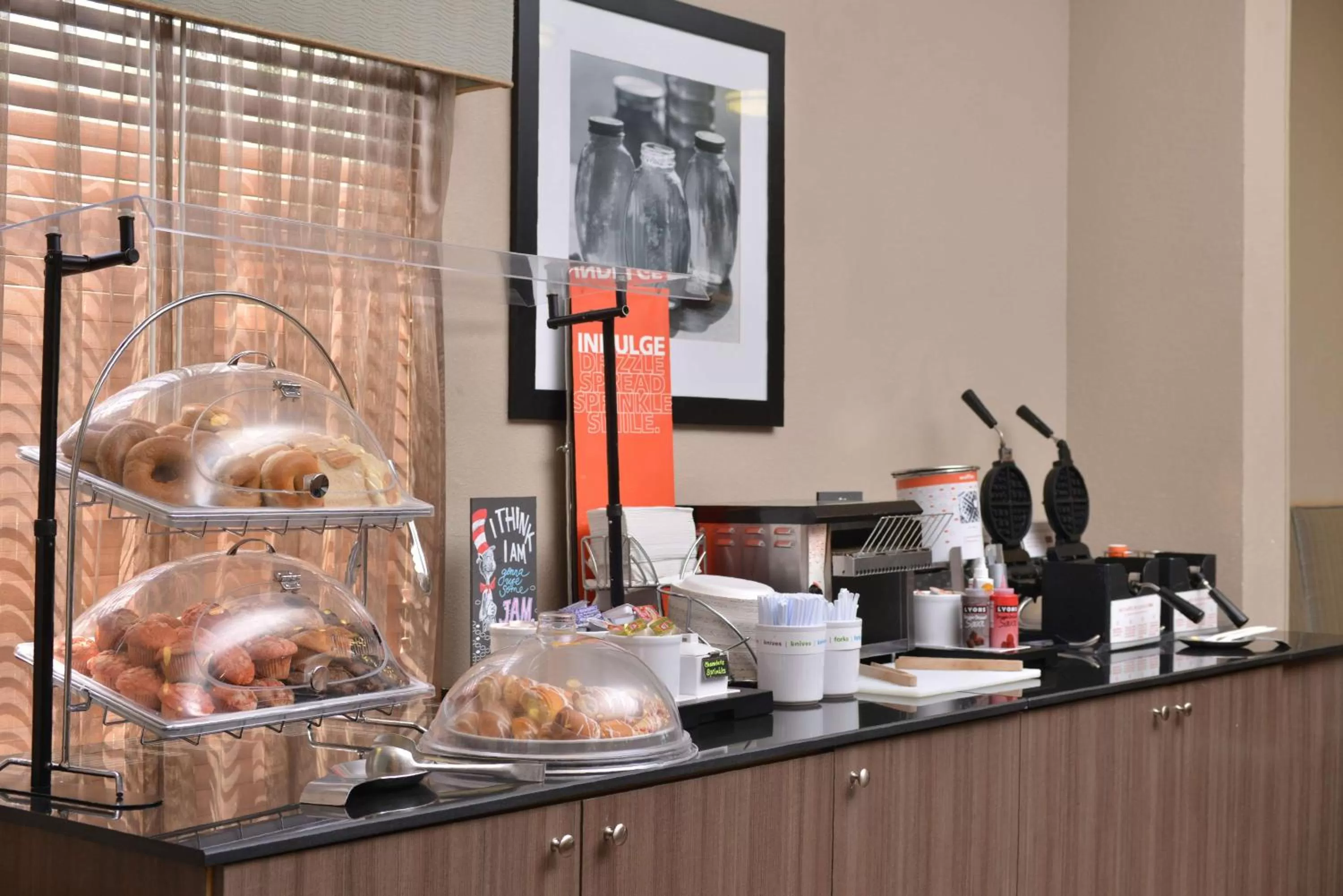 Dining area in Hampton Inn Closest to Universal Orlando