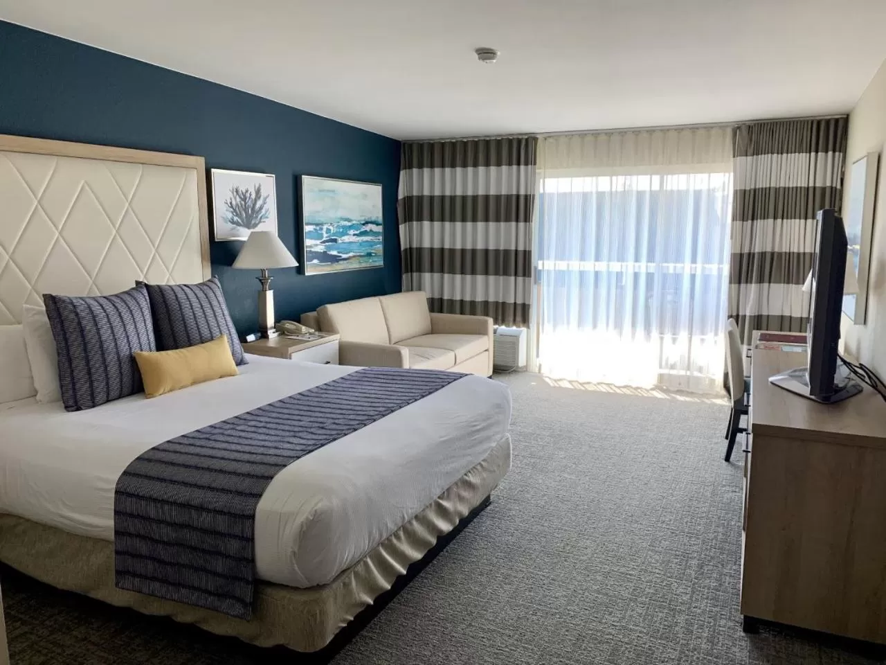 Seating area, Bed in Bay Club Hotel and Marina