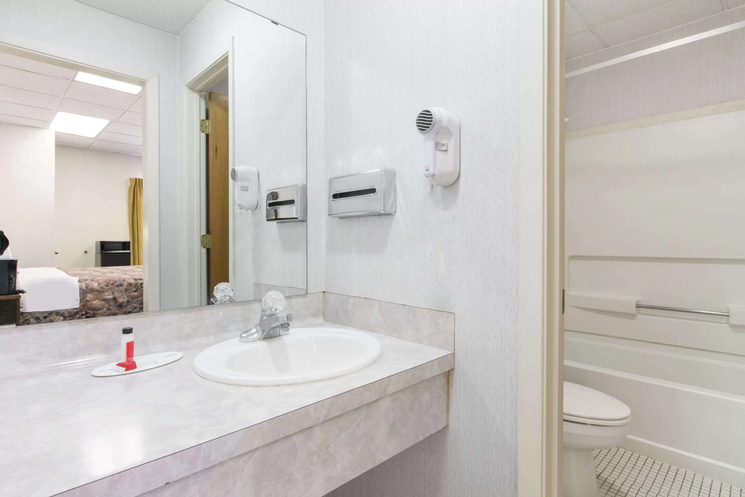 Photo of the whole room in Knights Inn Longview