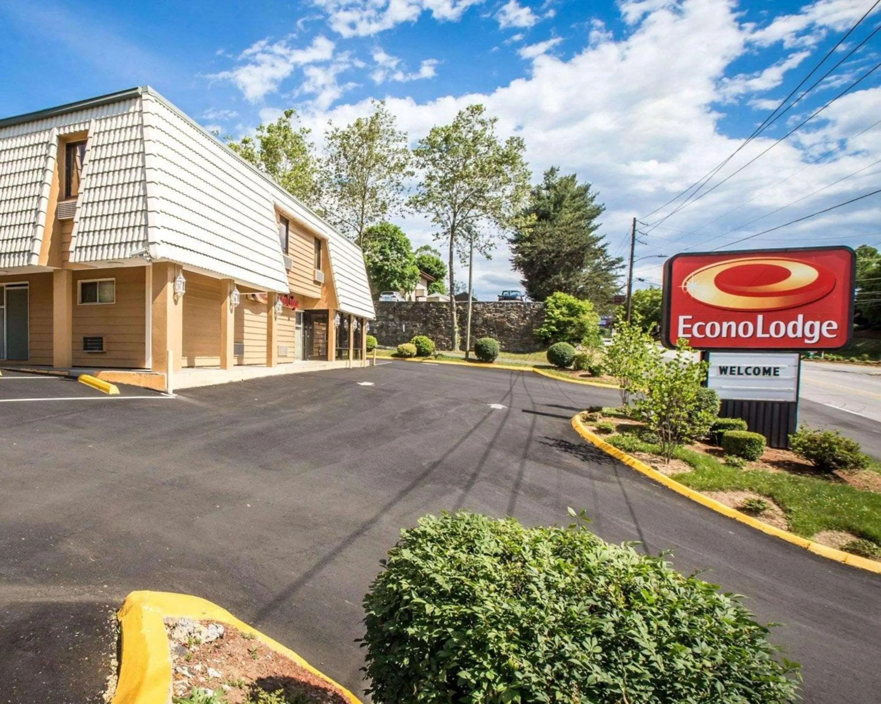Property building in Econo Lodge Biltmore