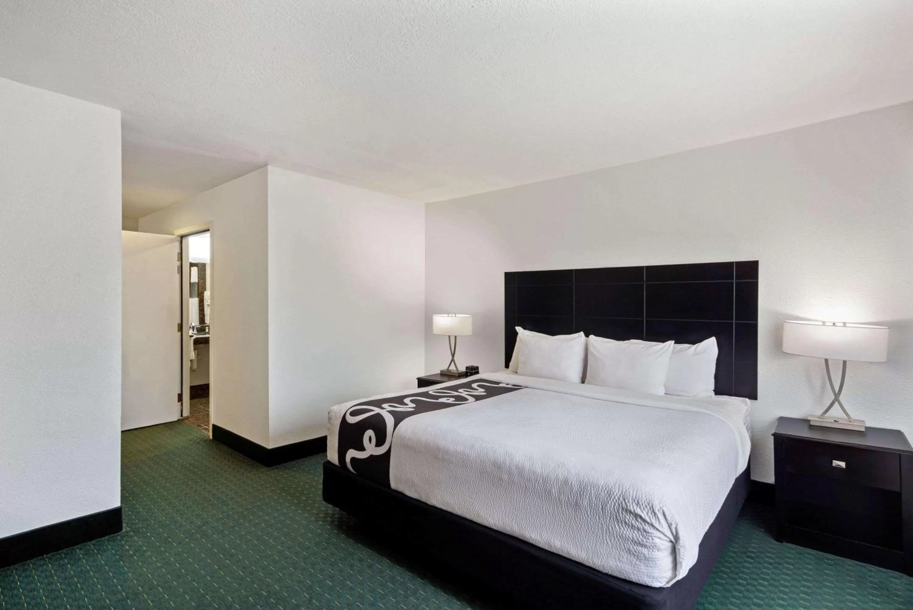 Photo of the whole room, Bed in La Quinta Inn by Wyndham Berkeley