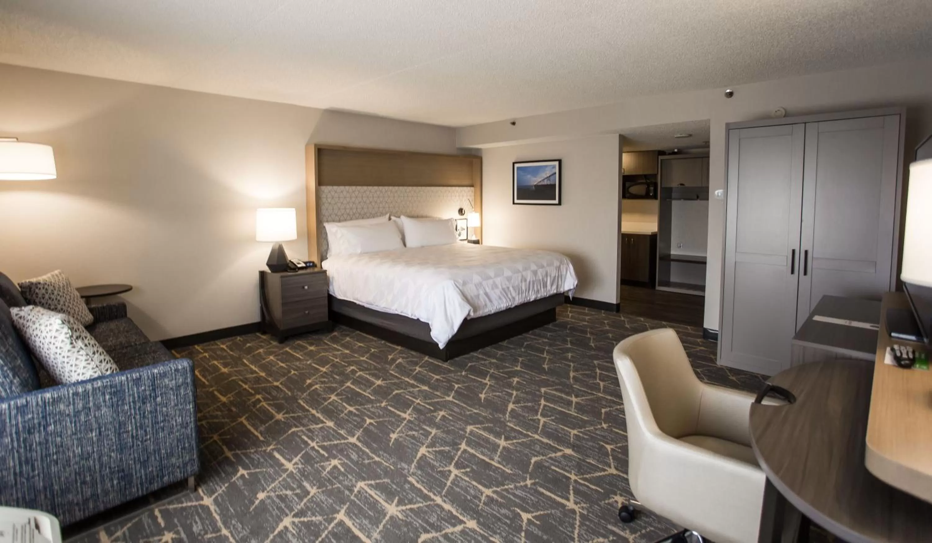Photo of the whole room, Bed in Holiday Inn Grand Rapids Downtown by IHG