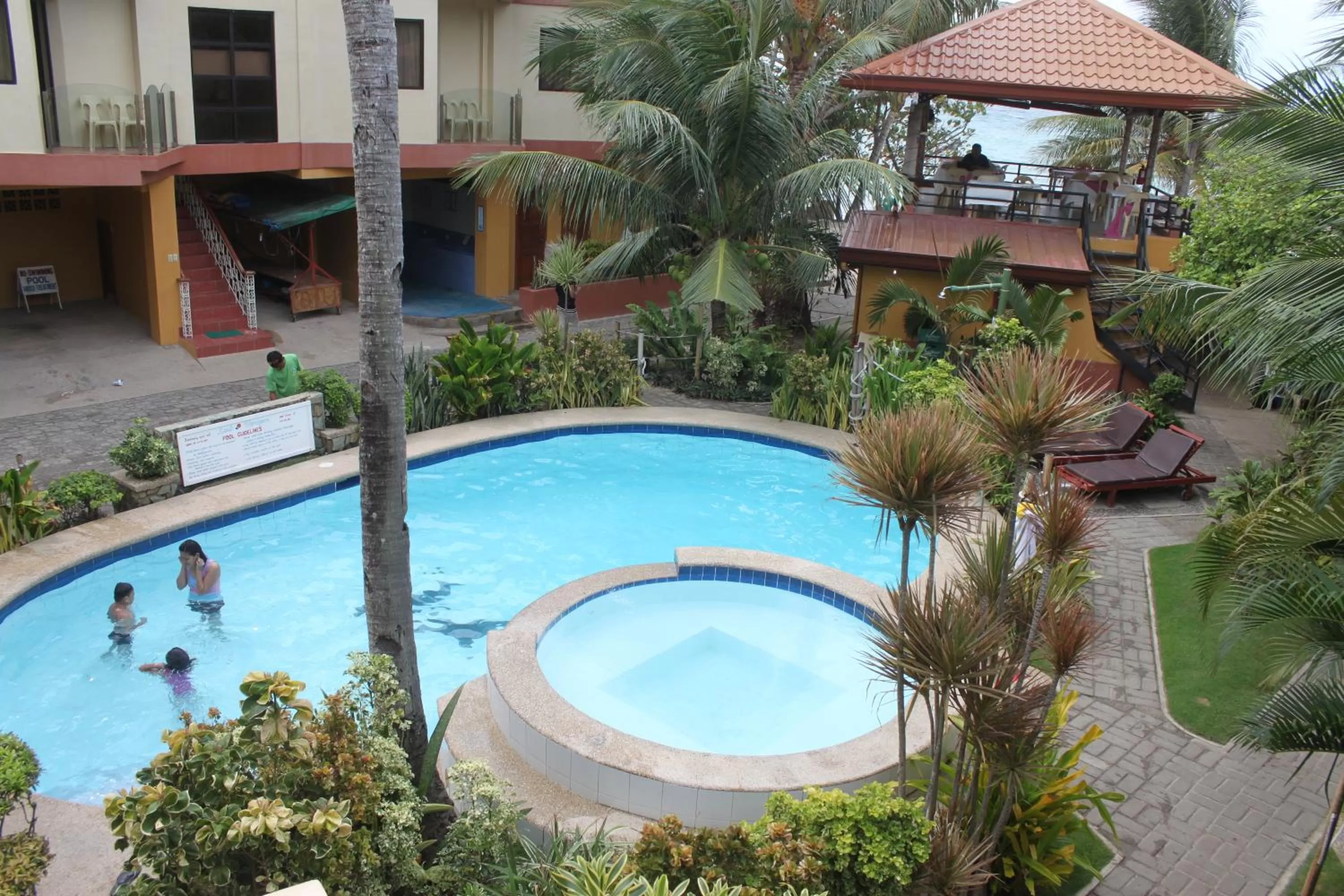 Swimming pool in Lost Horizon Beach Dive Resort