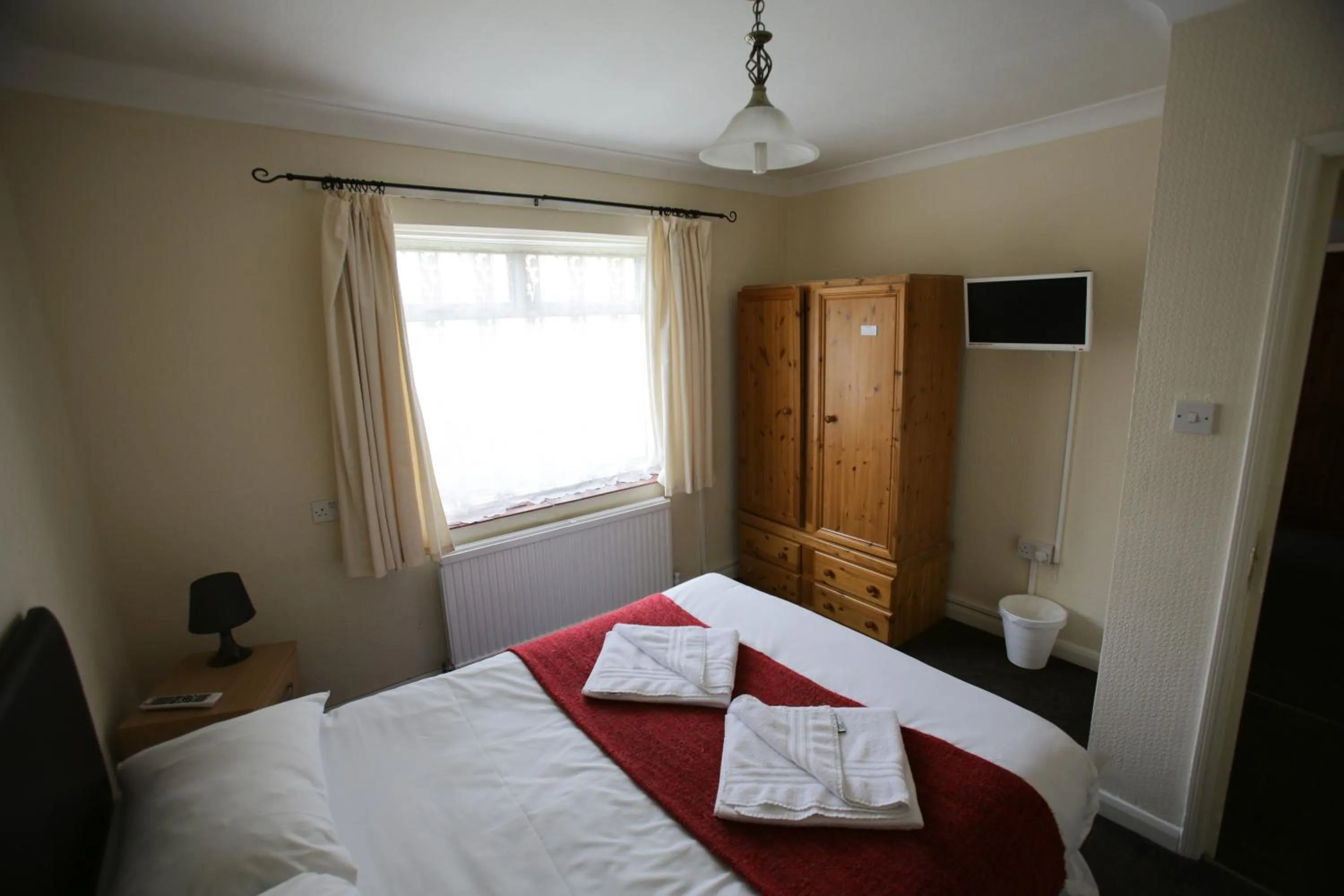 Photo of the whole room, Bed in Manor House London