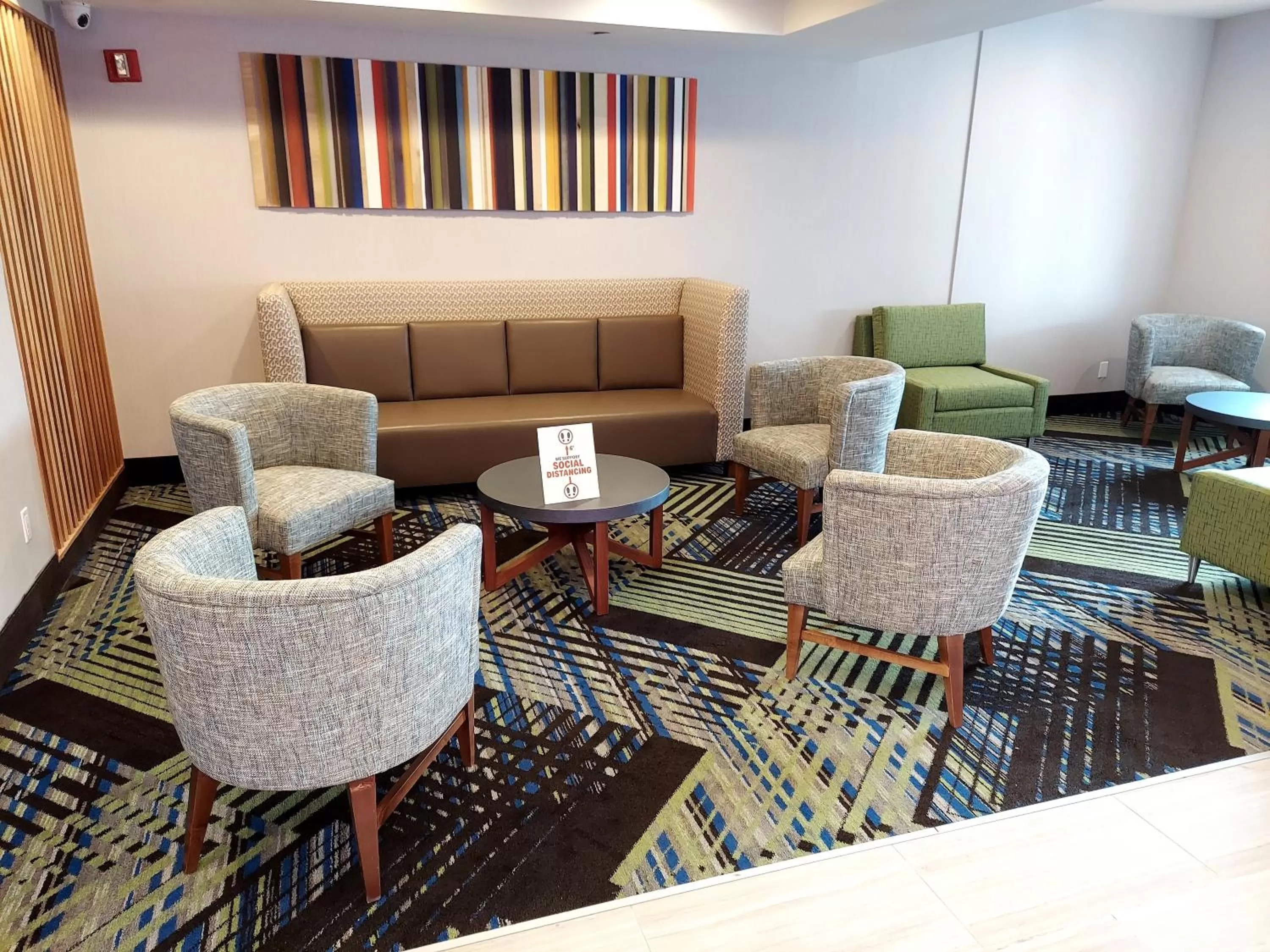Seating area in Holiday Inn Express Maspeth by IHG