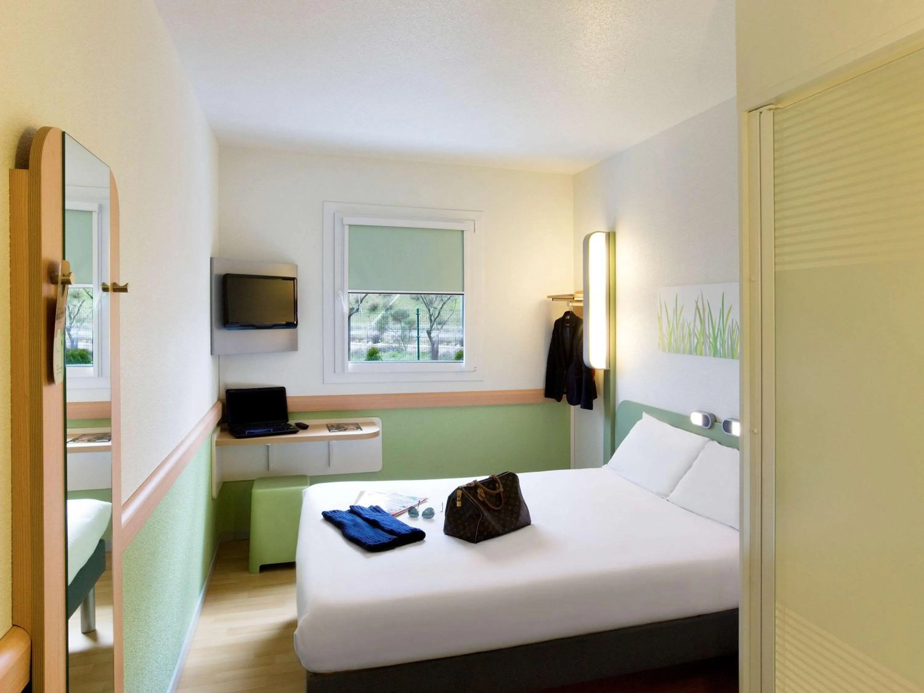 Photo of the whole room, Bed in Ibis Budget Madrid Getafe