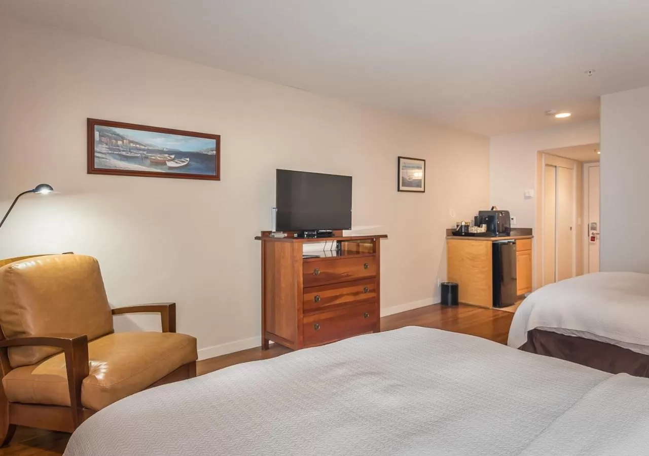 TV and multimedia, Bed in Little Sur Inn