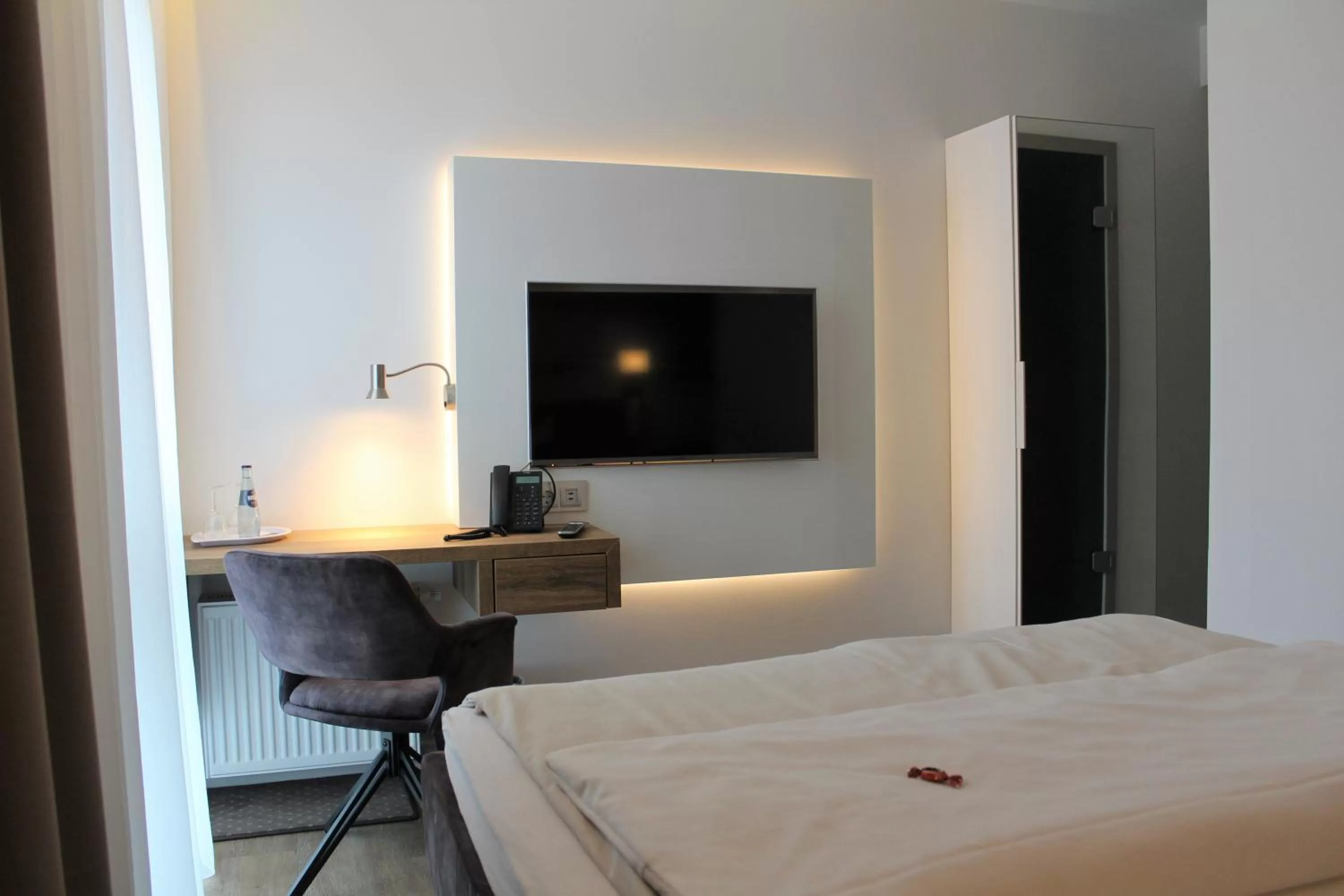 Photo of the whole room, Bed in Hotel Ammerländer Hof