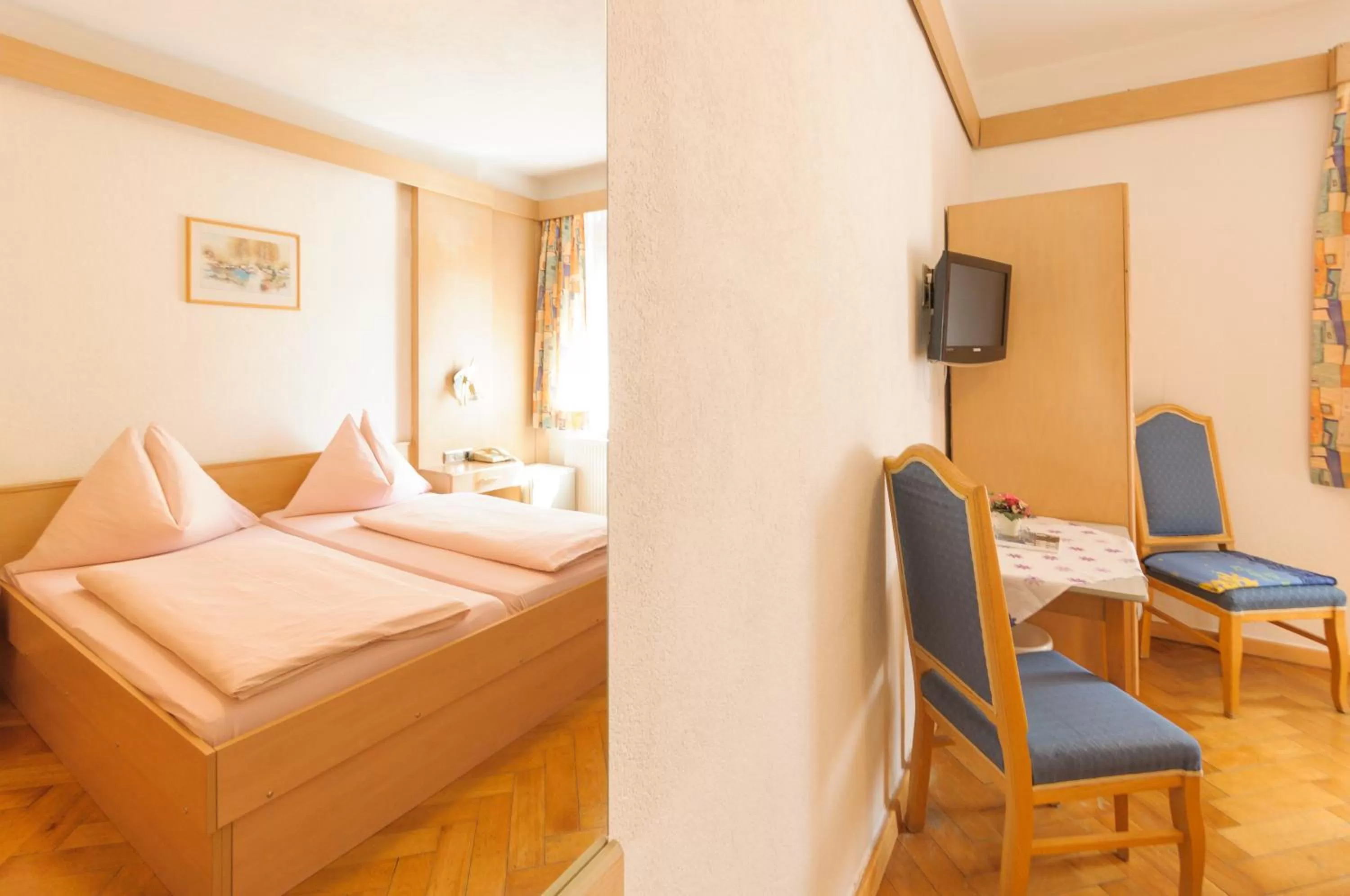 Photo of the whole room, Bed in Hotel Tautermann