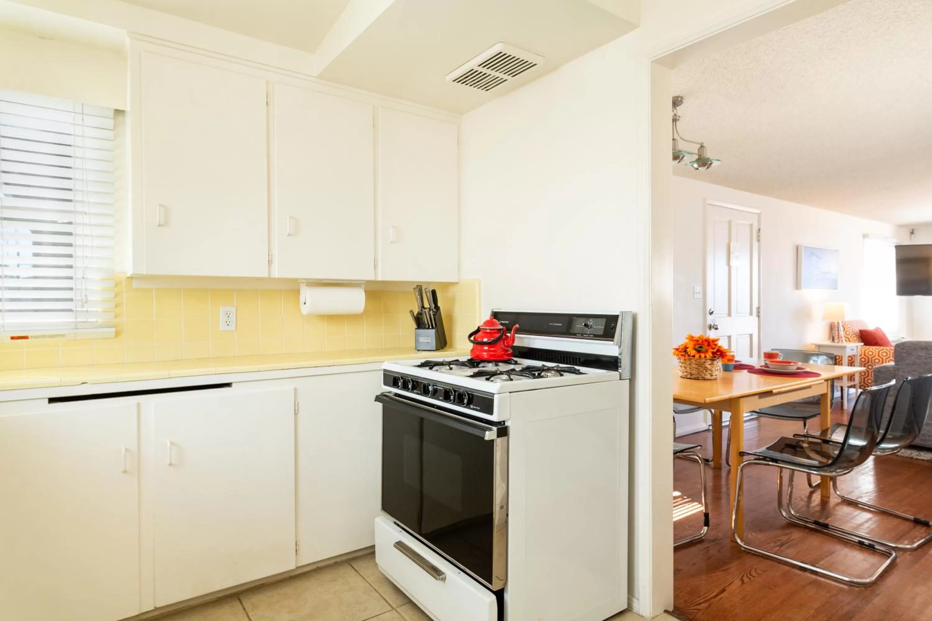 Kitchen or kitchenette in The Sea View Inn At The Beach
