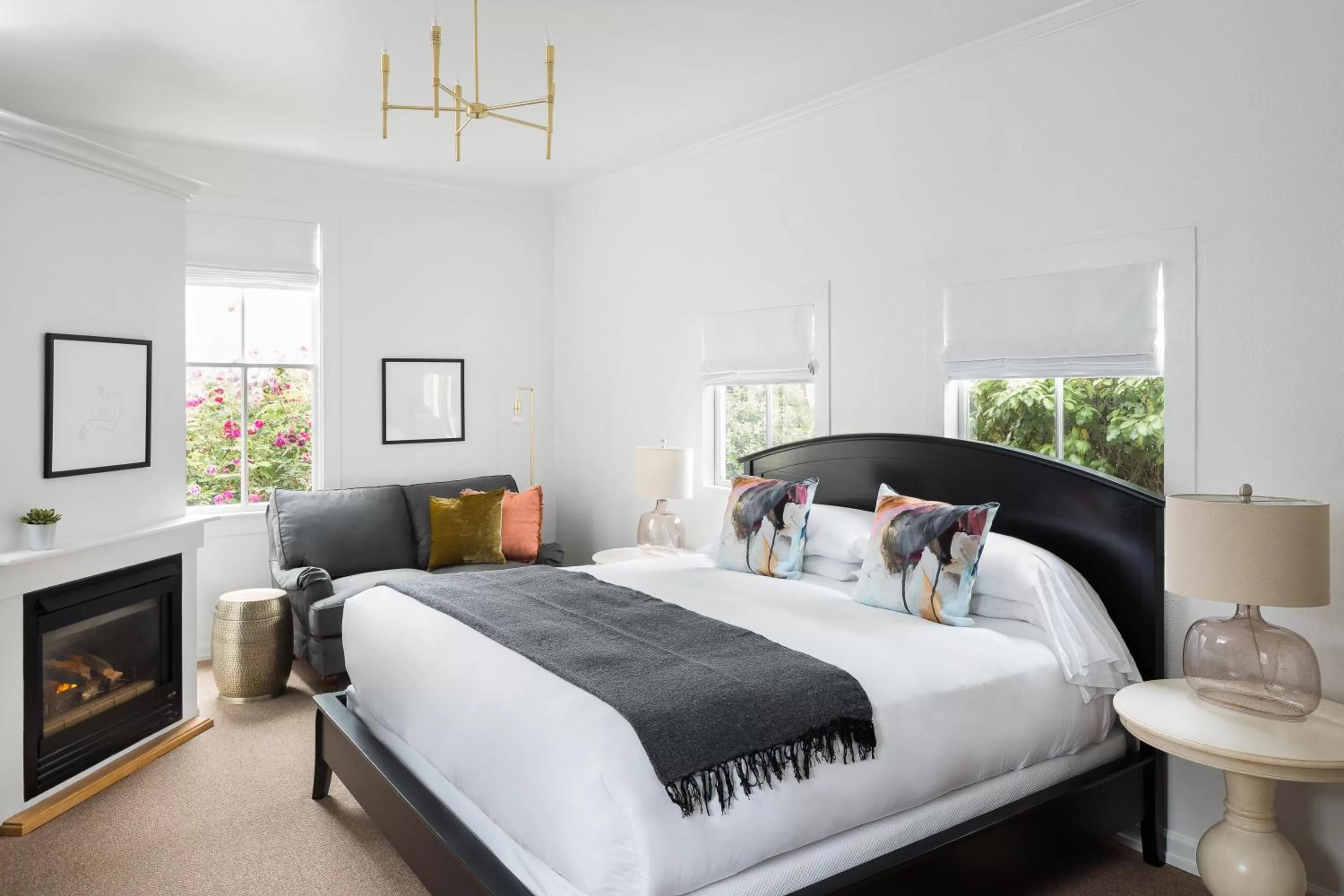 Photo of the whole room, Bed in Inns of Mendocino