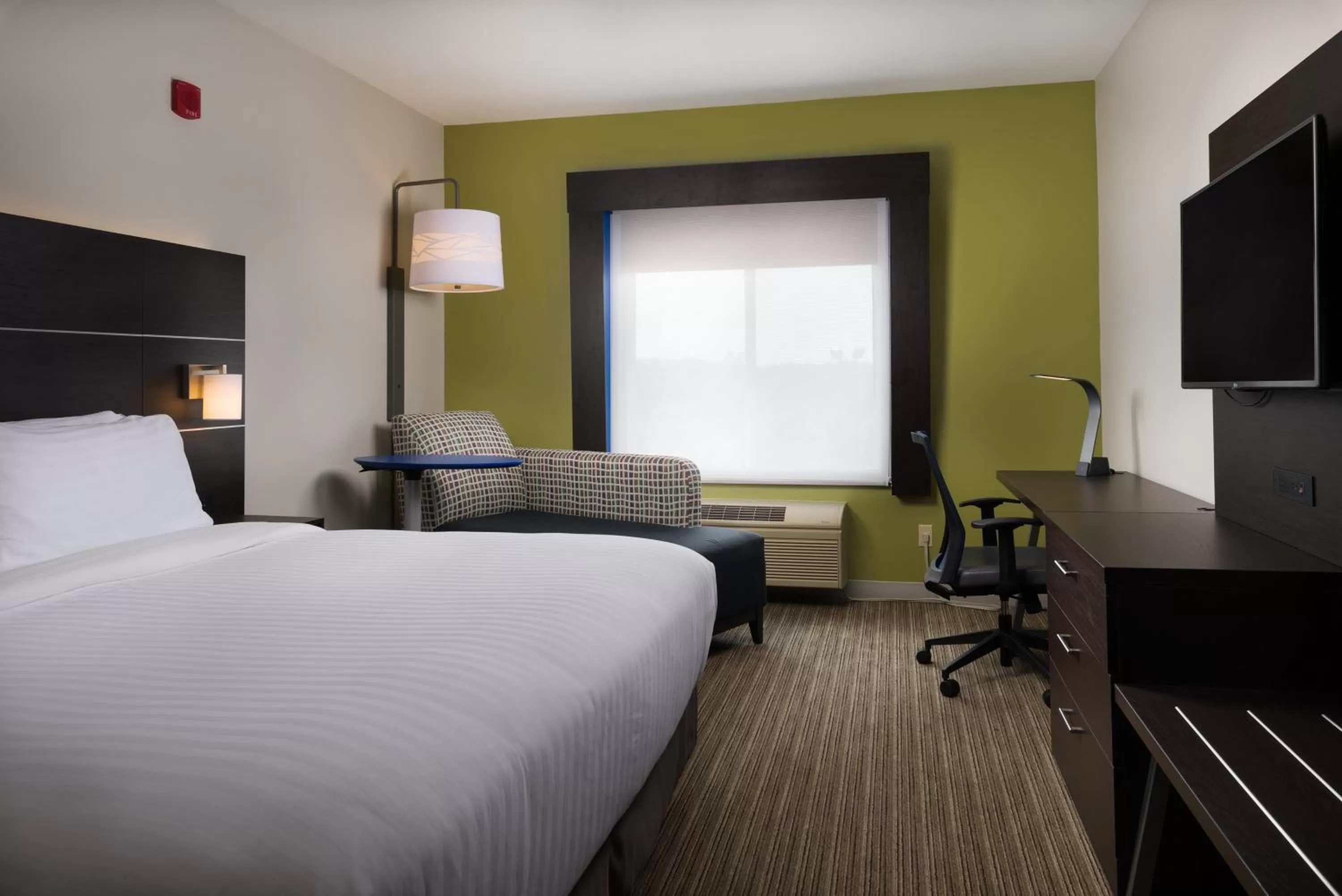Photo of the whole room, Bed in Holiday Inn Express Independence - Kansas City by IHG