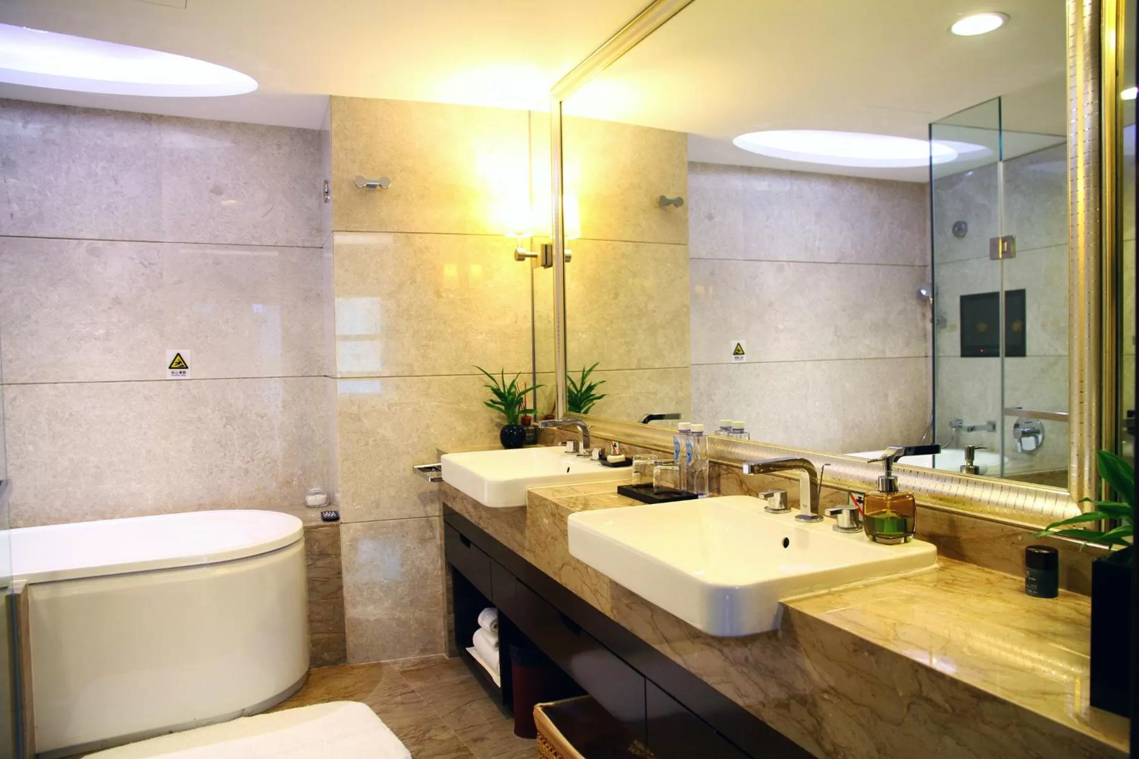 Bathroom in The Pavilion Hotel Shenzhen (Huaqiang NorthBusiness Zone)