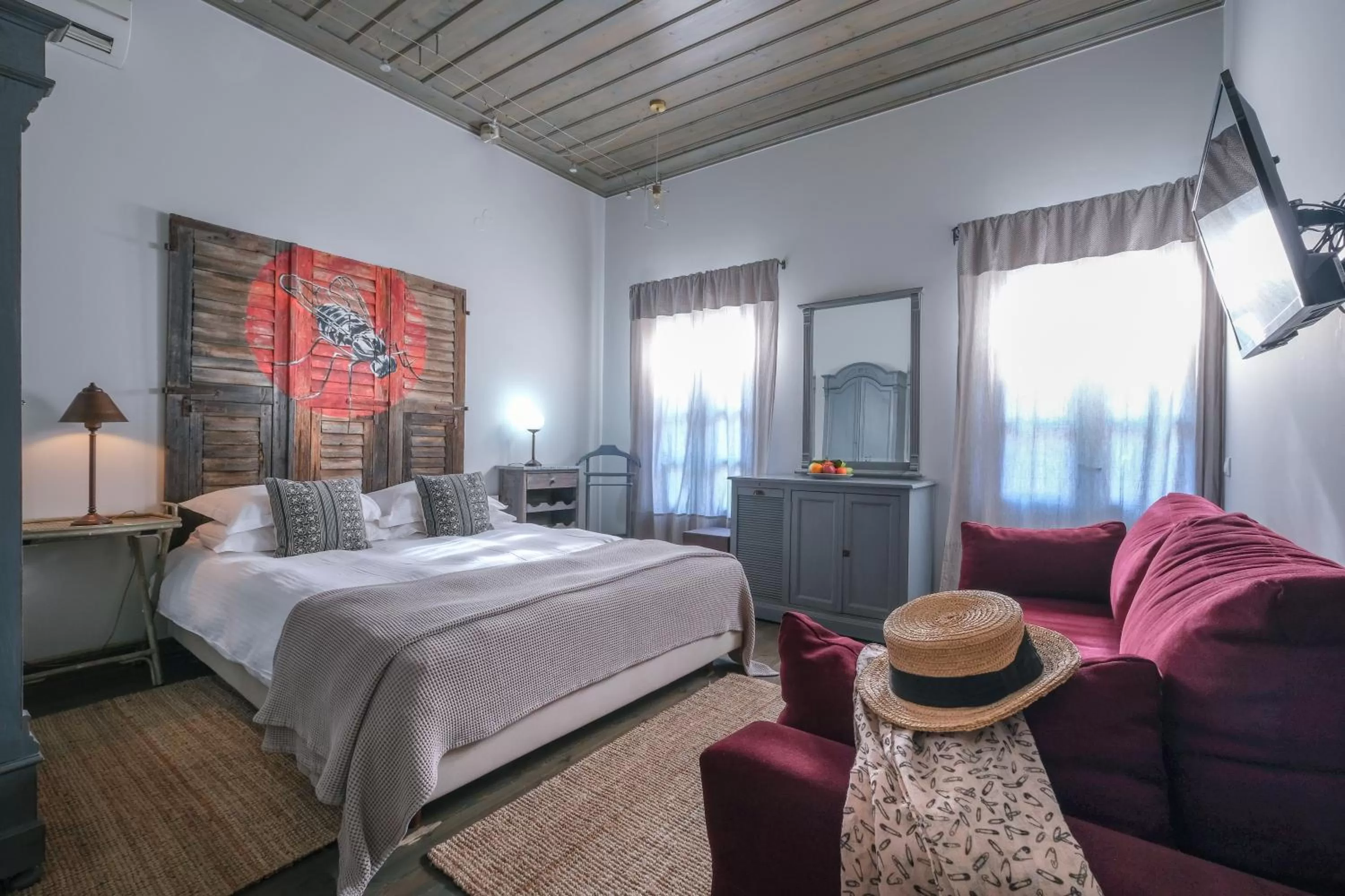 Photo of the whole room, Bed in Amymone and Adiandi