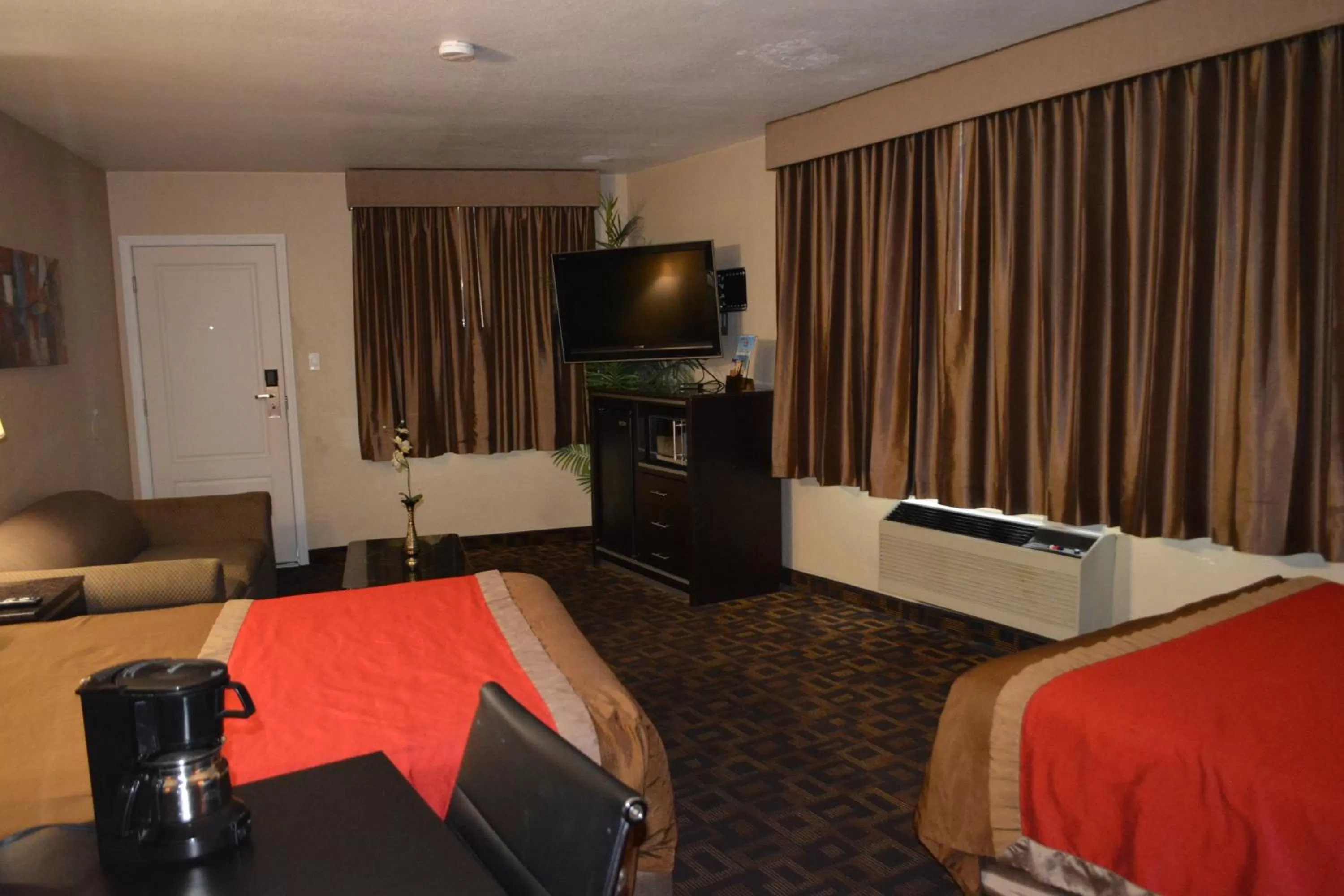 Bed in Harbor Inn & Suites Oceanside