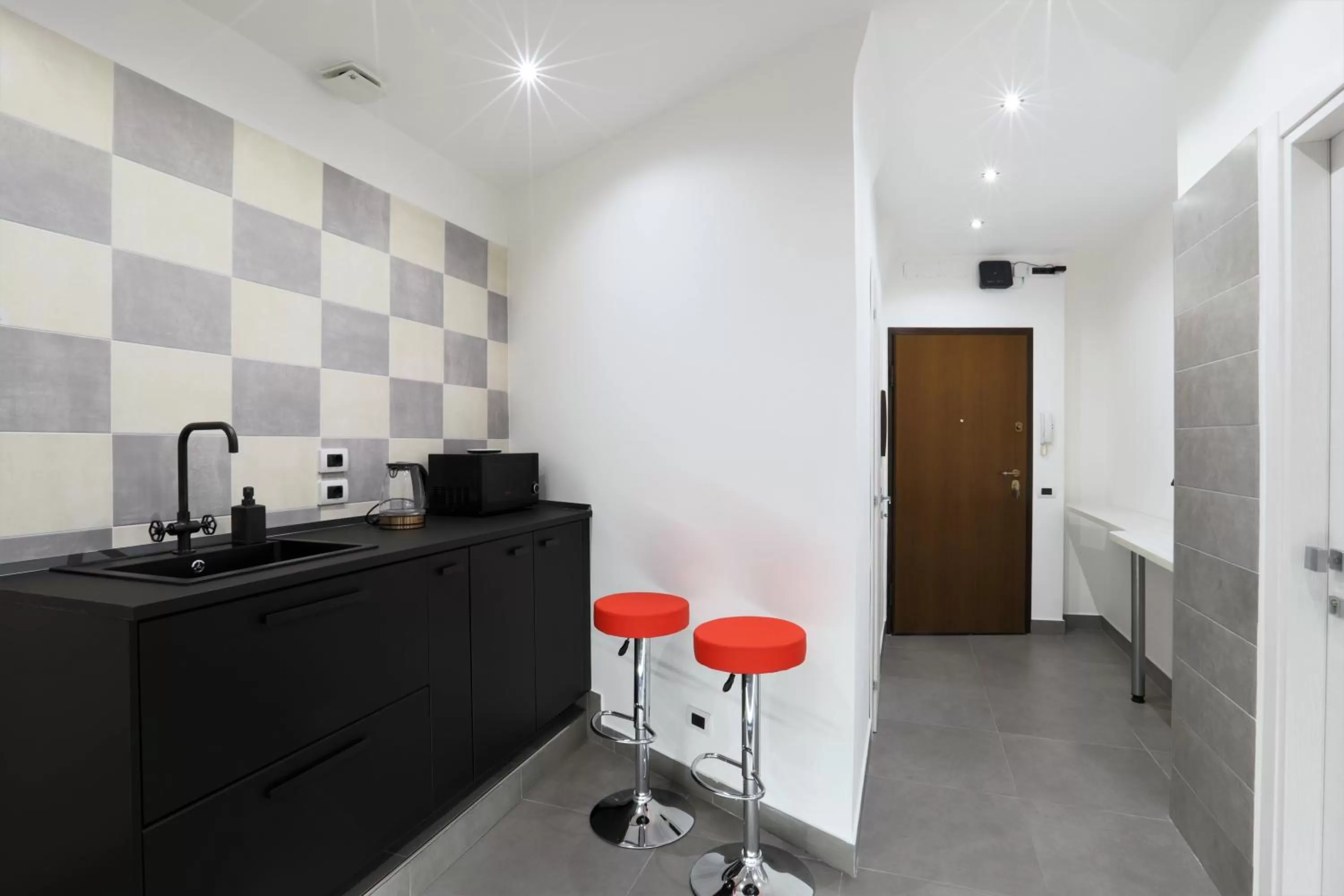 Decorative detail, Kitchen/Kitchenette in Napoli Vesuvio Apartments by Dimorra