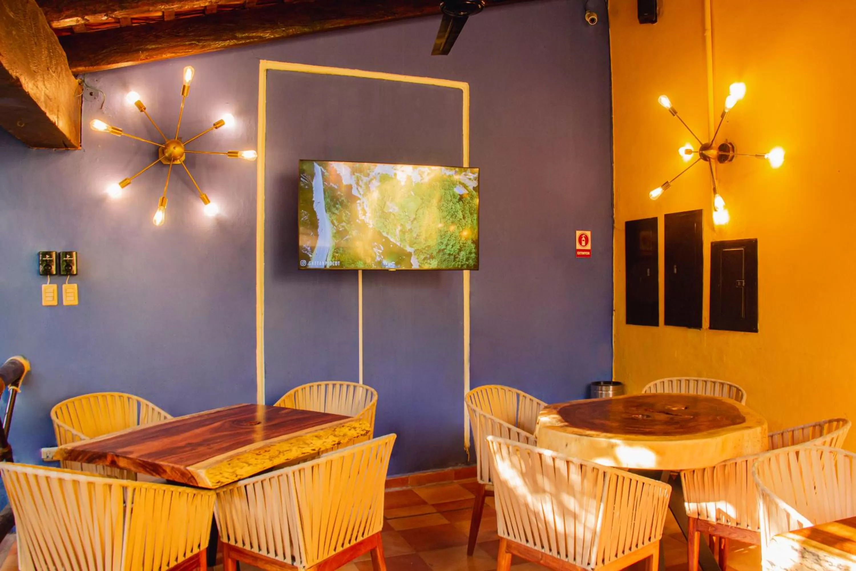 Restaurant/places to eat in Hotel Marionetas