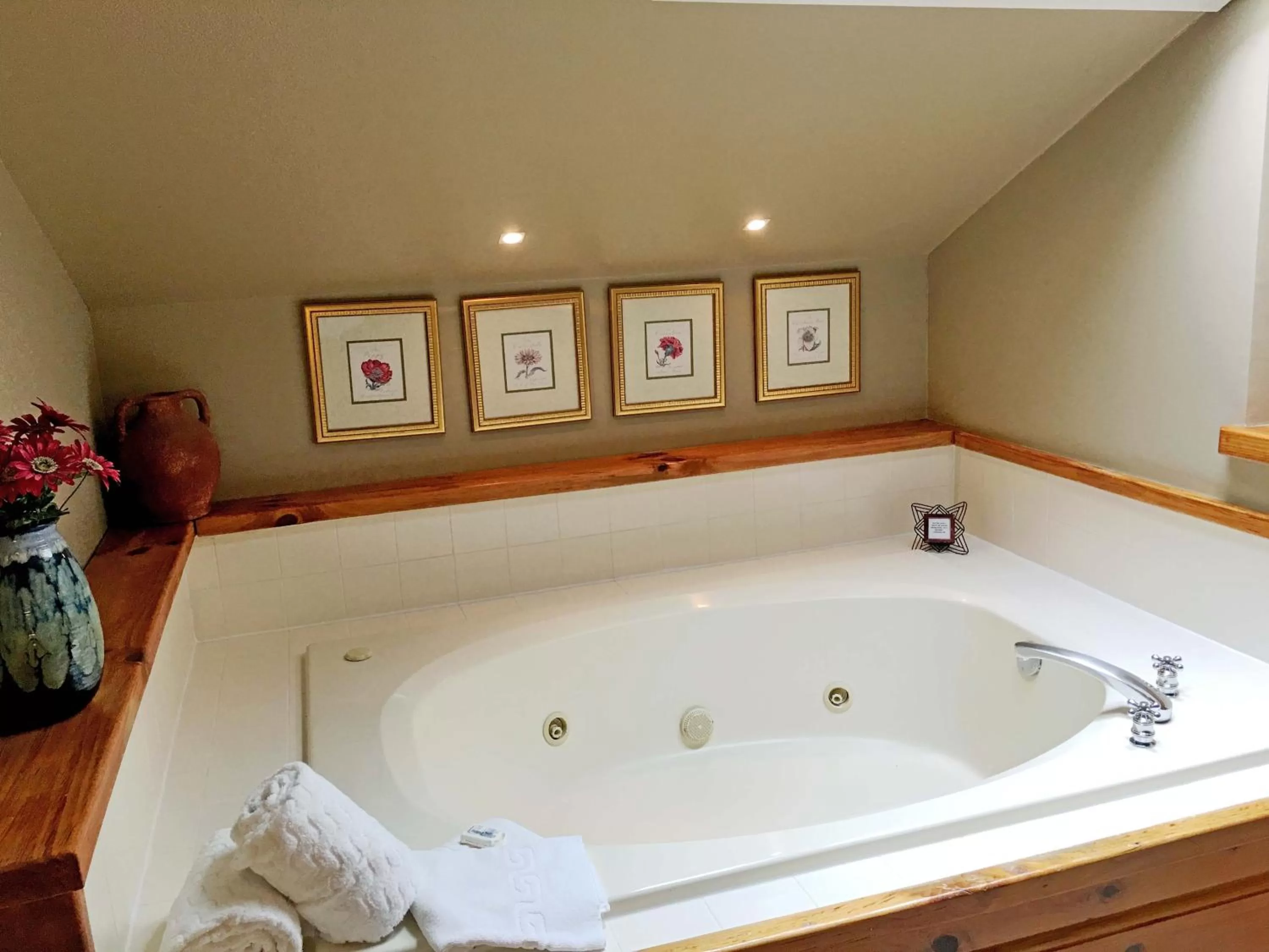 Bathroom in Highland Lake Inn & Resort - Flat Rock